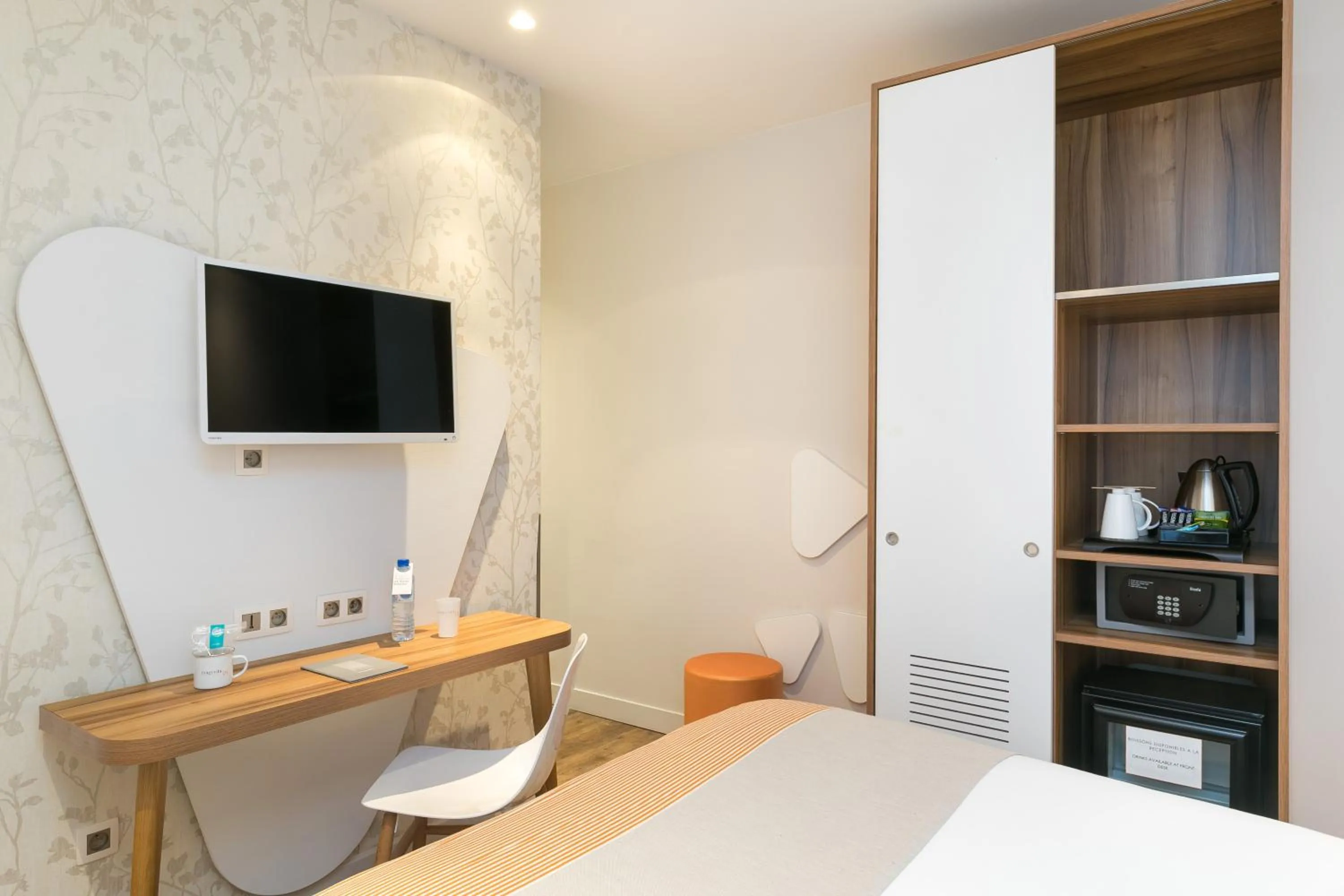 Photo of the whole room, Bed in Hotel Magenta 38 by Happyculture