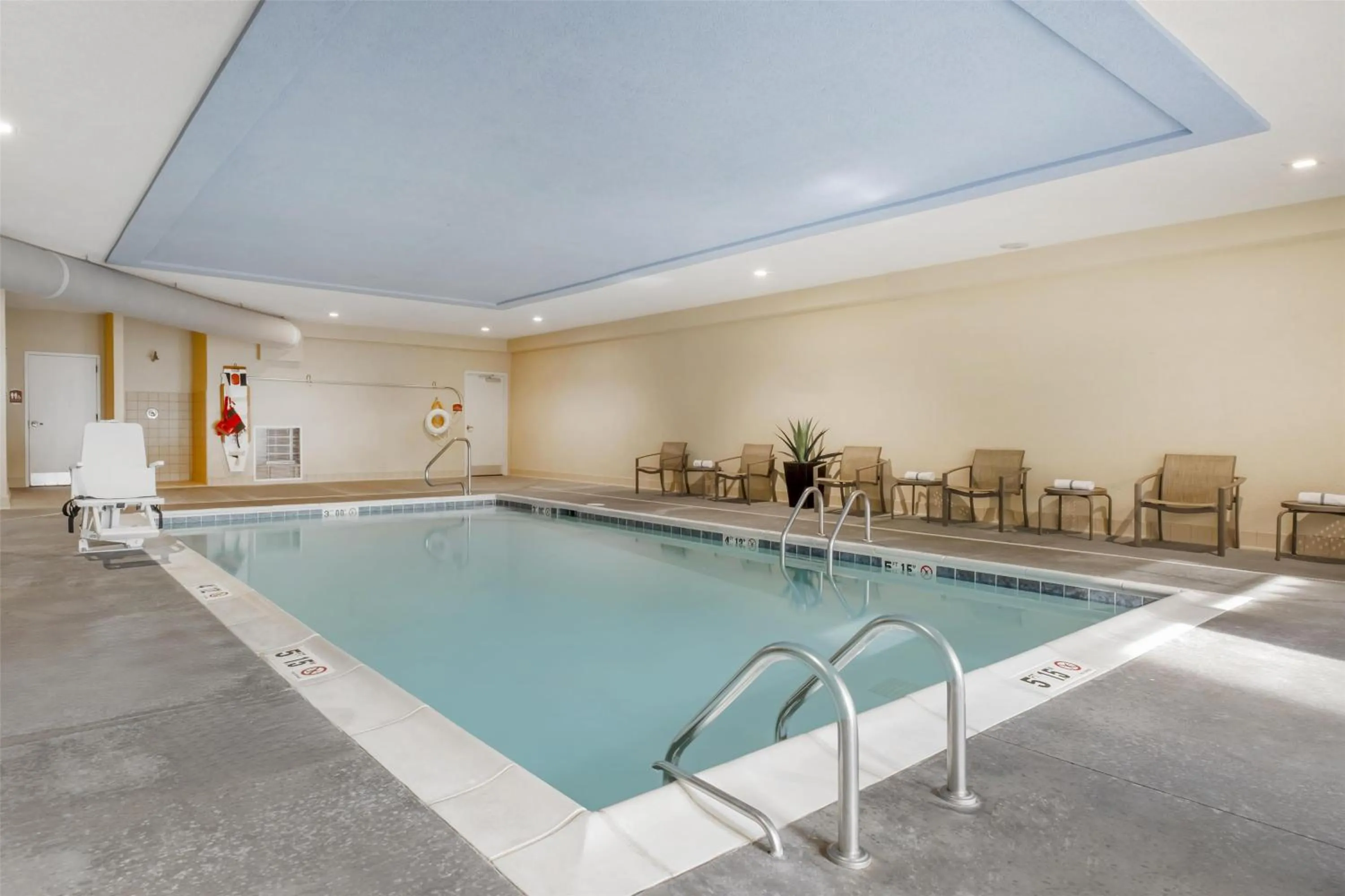 Pool view in Best Western Plus Elizabethtown Inn & Suites