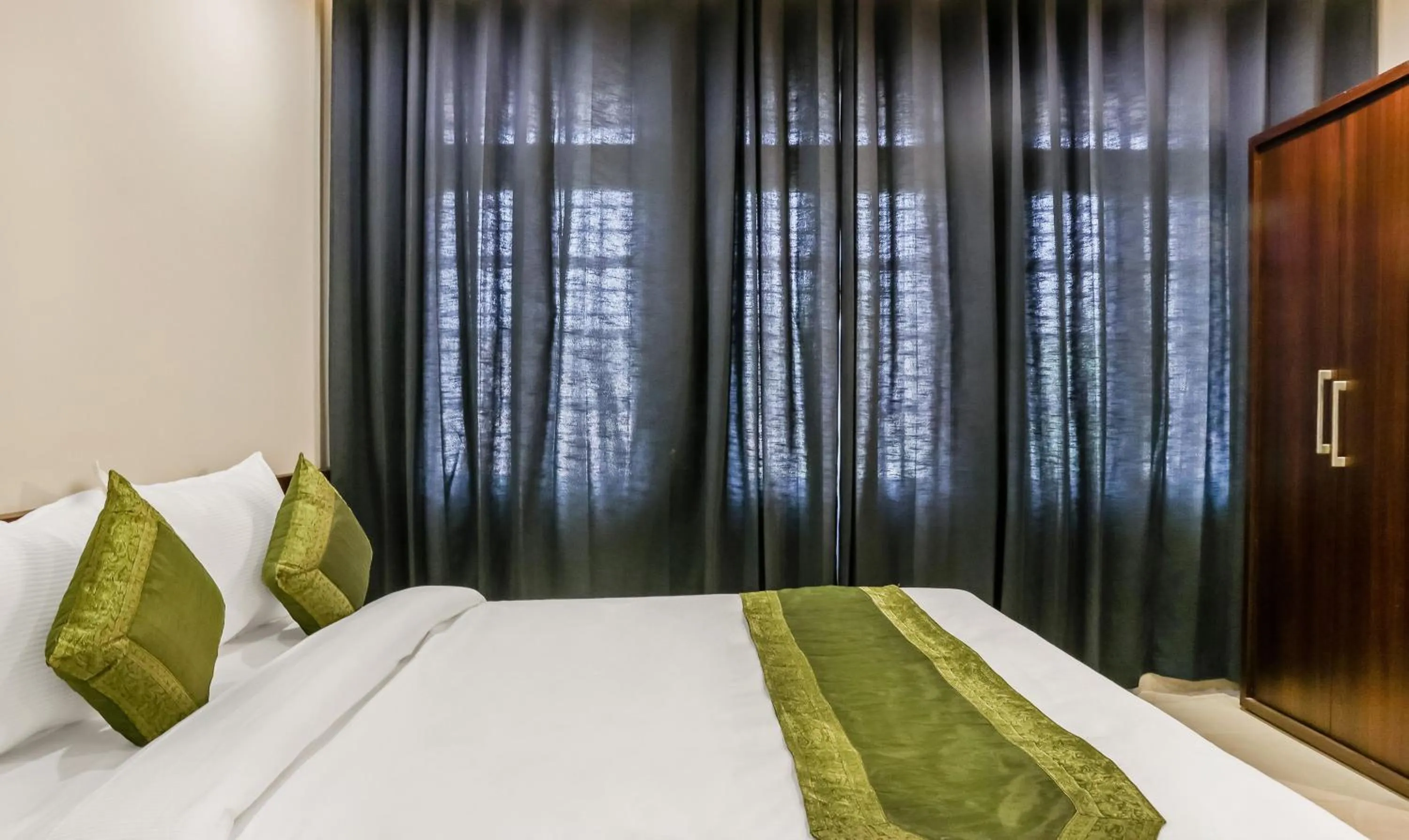 Bedroom, Bed in Treebo Casino