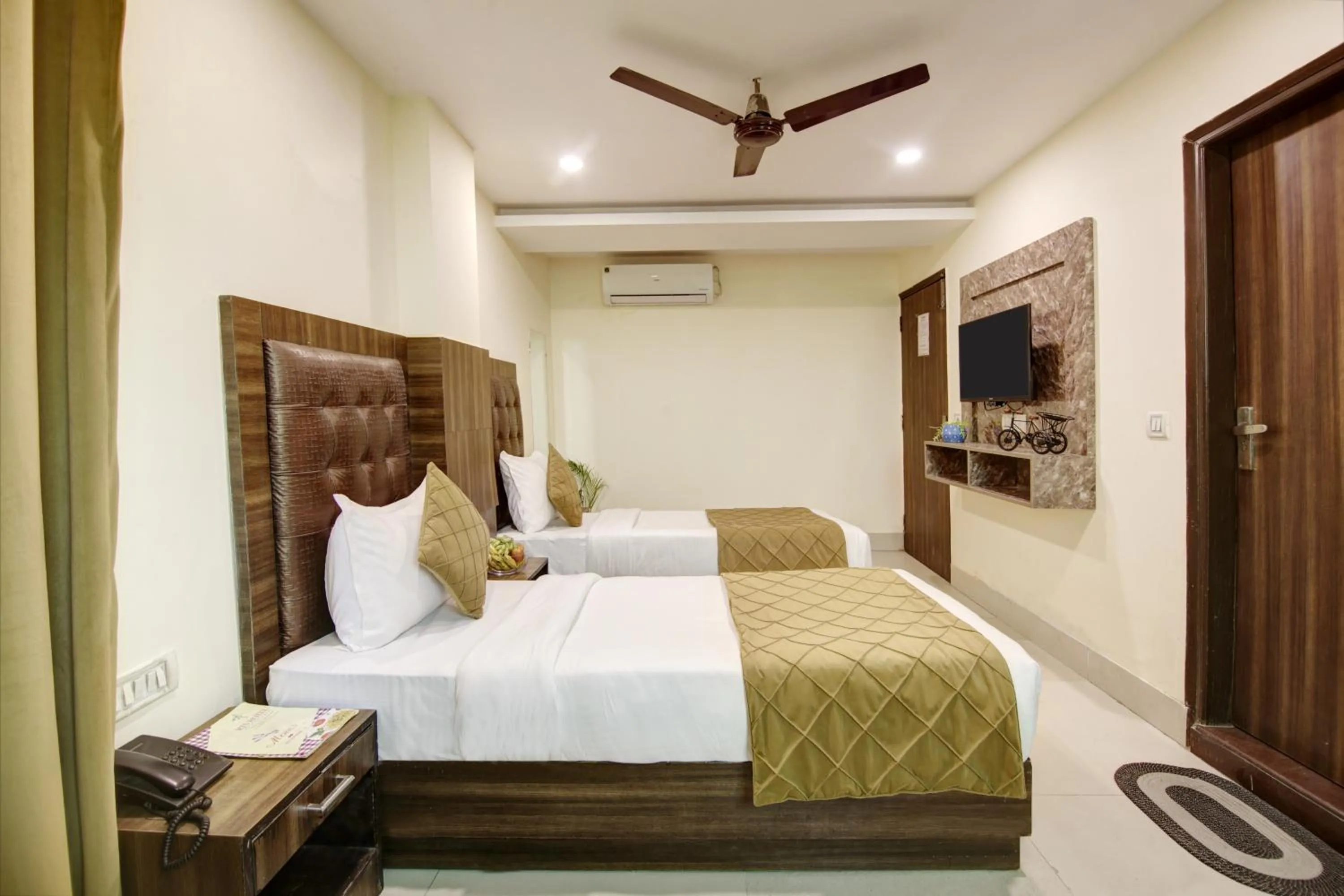 Communal lounge/ TV room, Bed in RTS Hotel