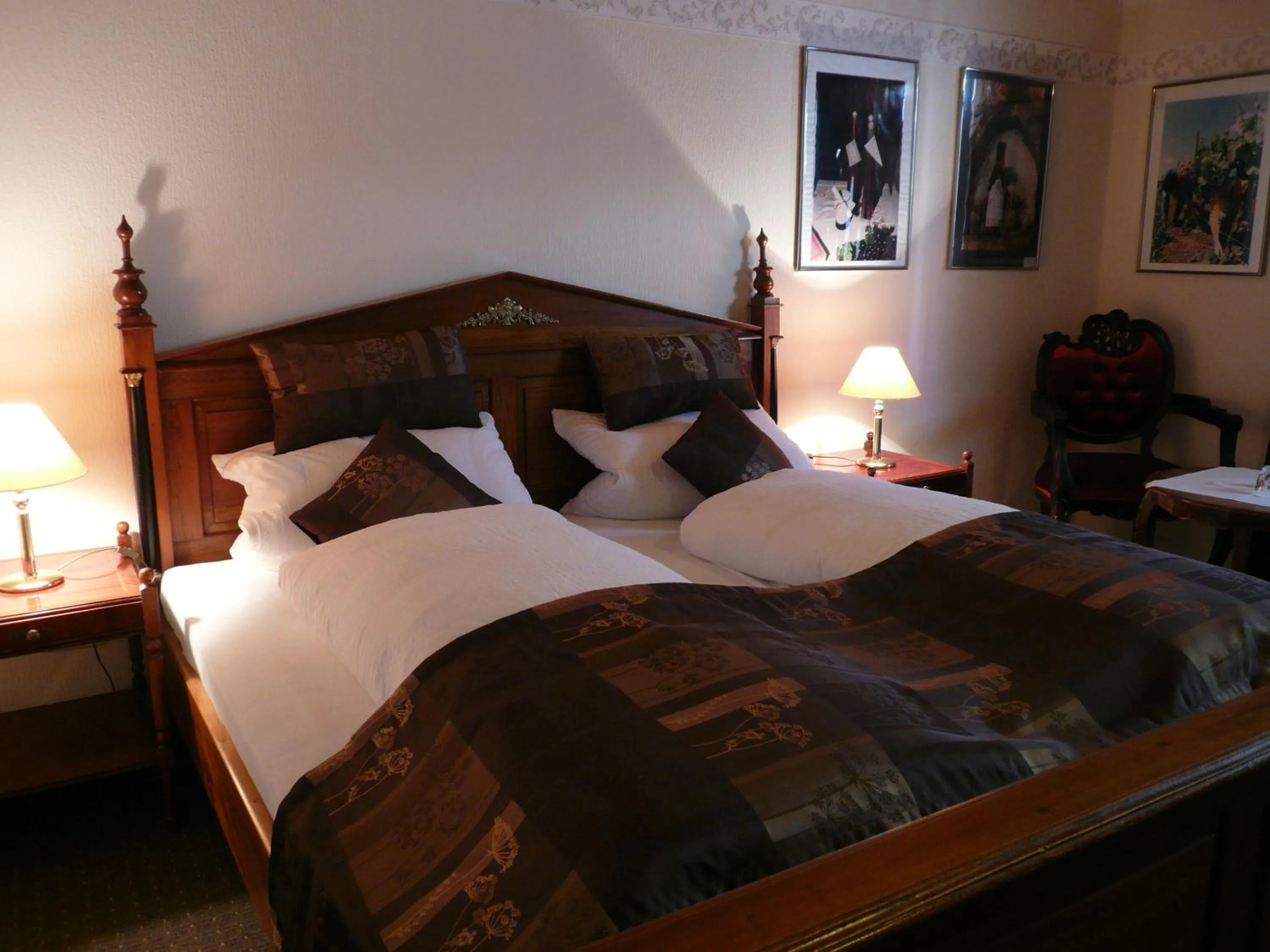 Photo of the whole room, Bed in Weingasthof Zum weißen Roß