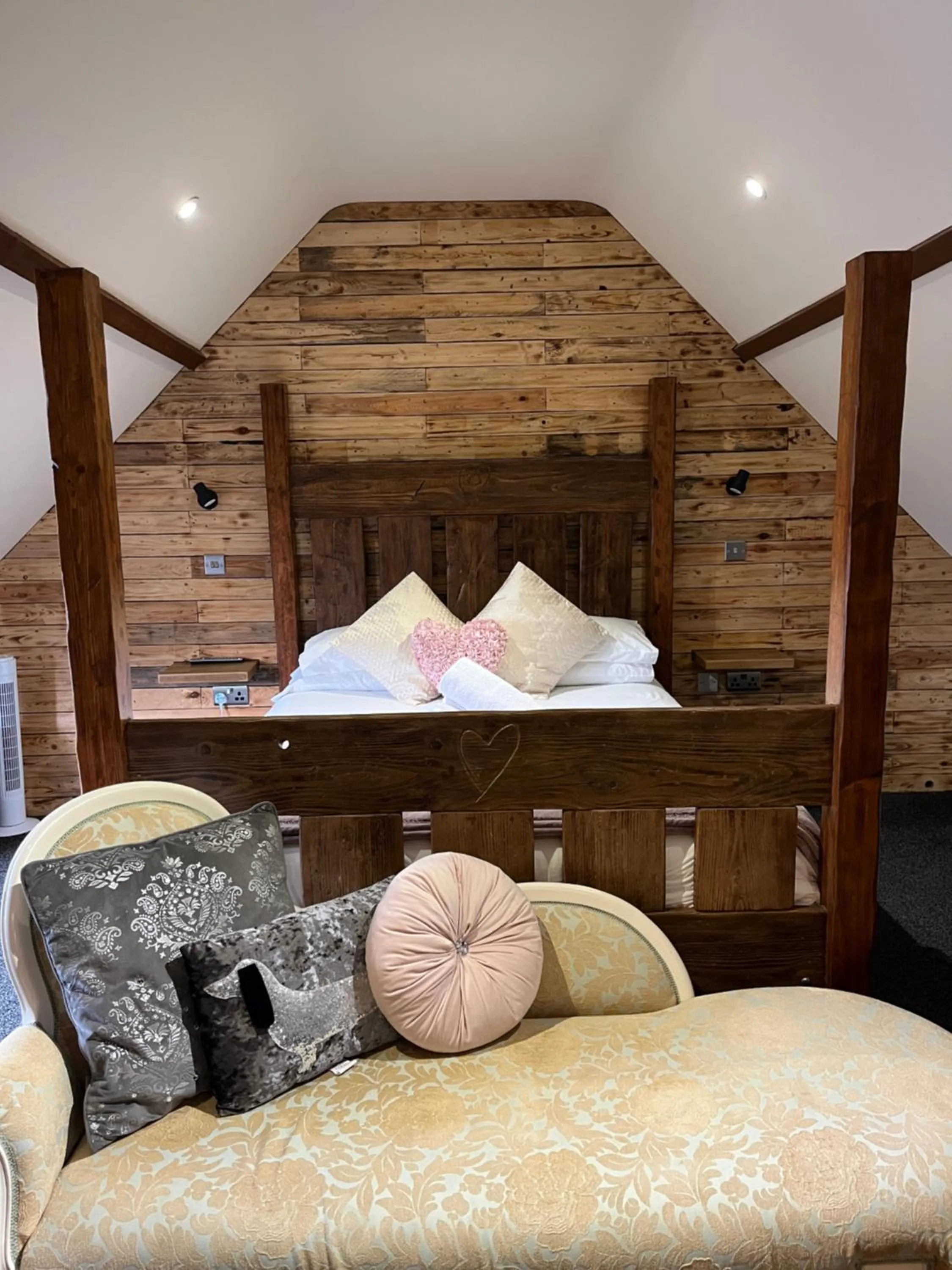 Four Poster Suite in Hills Farm Stays