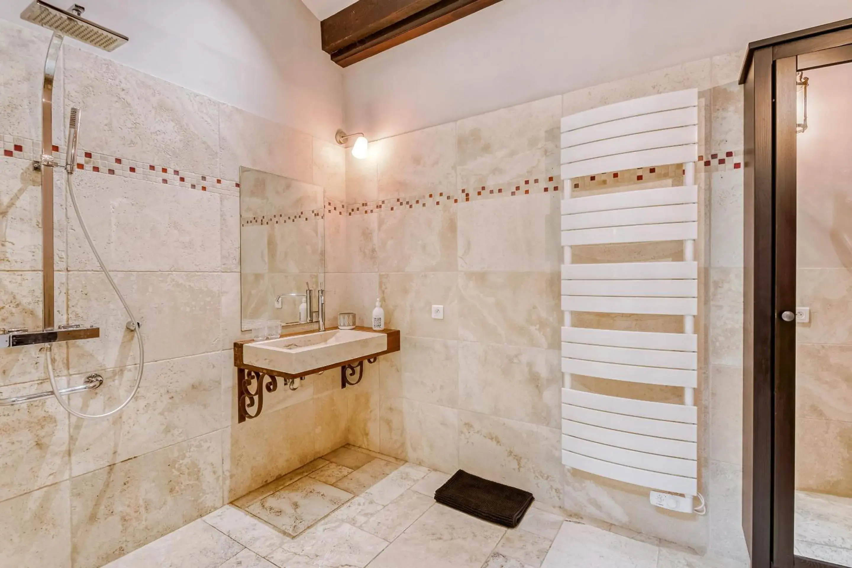 Deluxe Double Room with Shower in Chateau de la Vieille Chapelle Deluxe Double Room with Shower in Chateau de la Vieille Chapelle