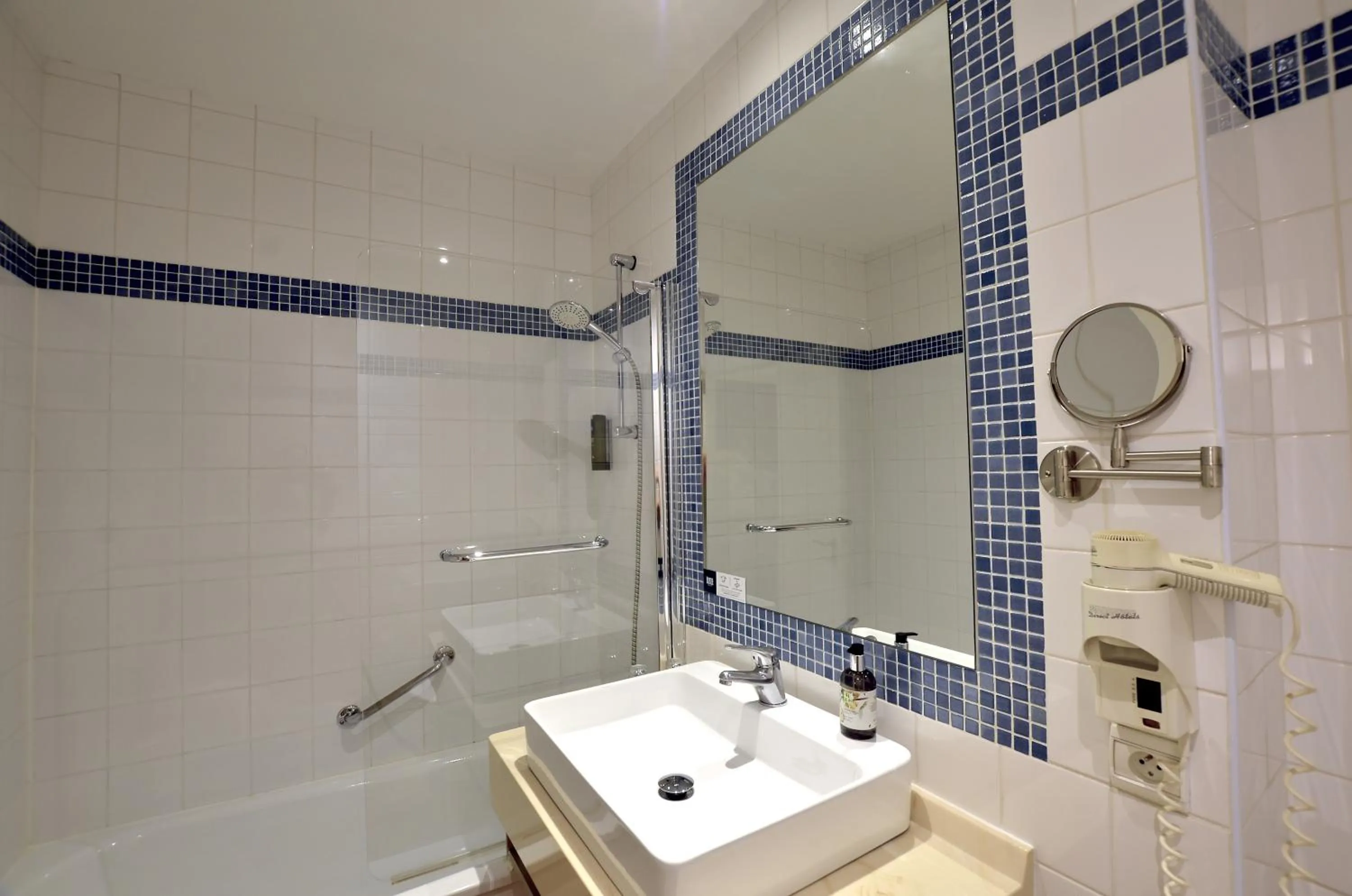 Bathroom in Logis Hôtels - Hôtel Restaurant du Midi