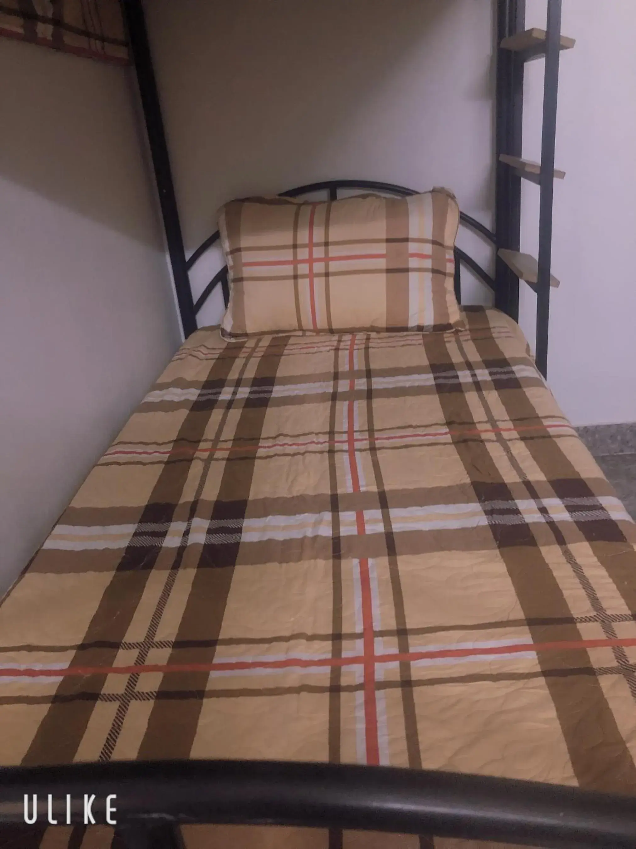 Bed in 4-Bed Dormitory Room in Starlet Hotel Phong Nha Bed in 4-Bed Dormitory Room in Starlet Hotel Phong Nha