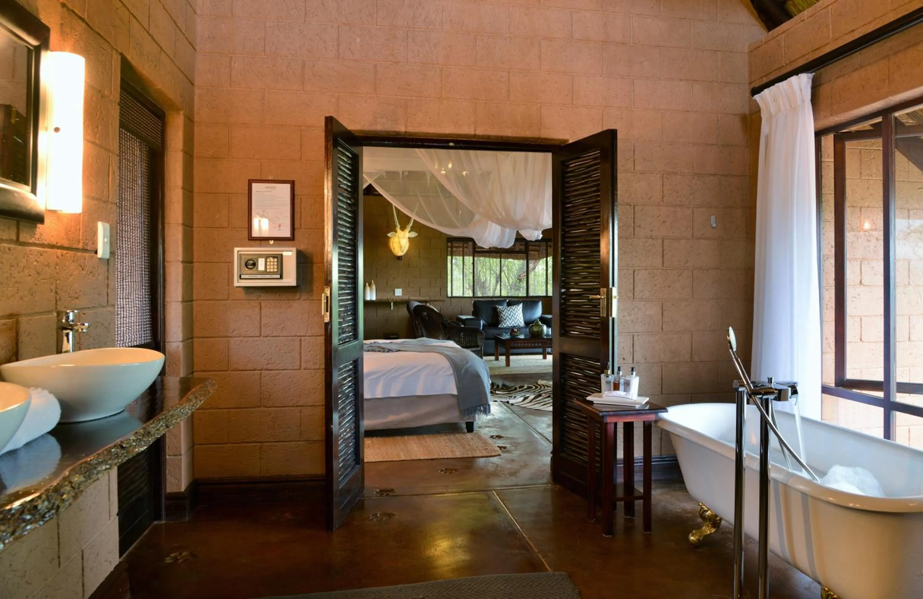Bathroom, Bed in Zwahili Private Game Lodge & Spa