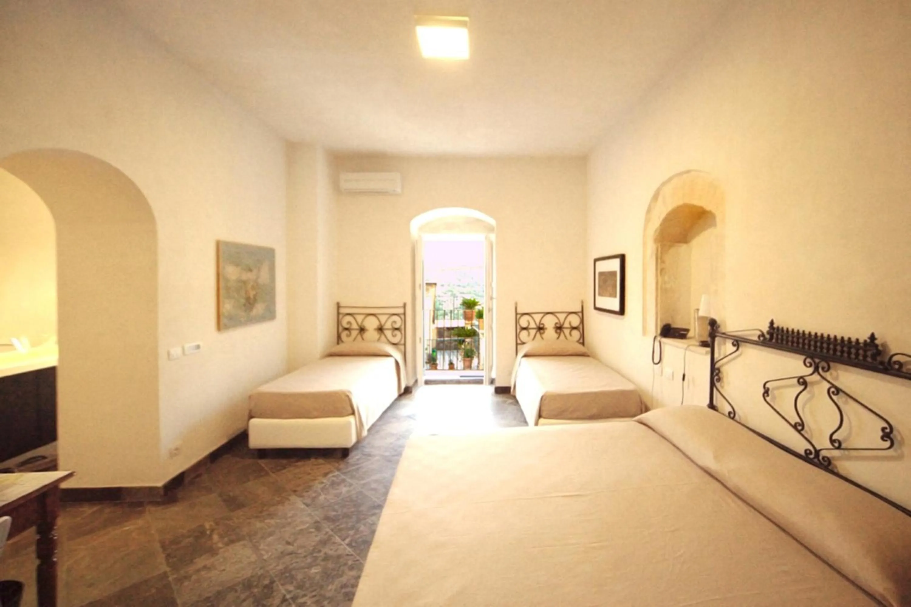 Balcony/Terrace, Bed in Hotel Dell'Orologio