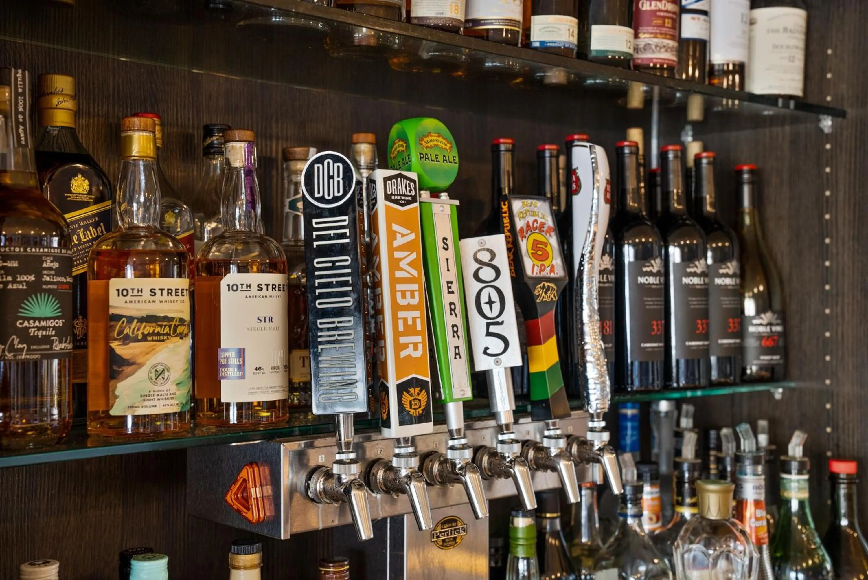 Lounge or bar in Executive Inn & Suites Oakland