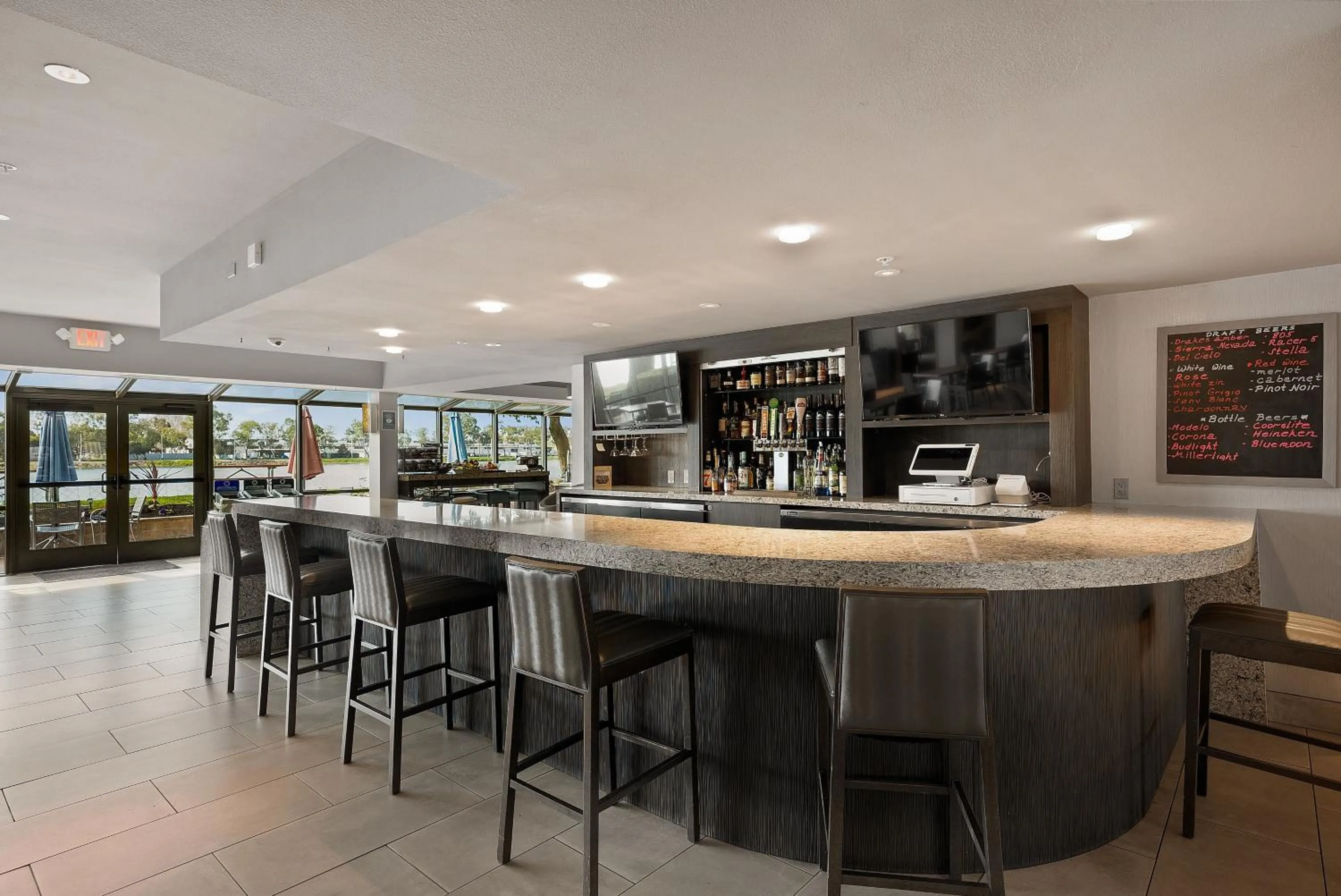 Lounge or bar in Executive Inn & Suites Oakland