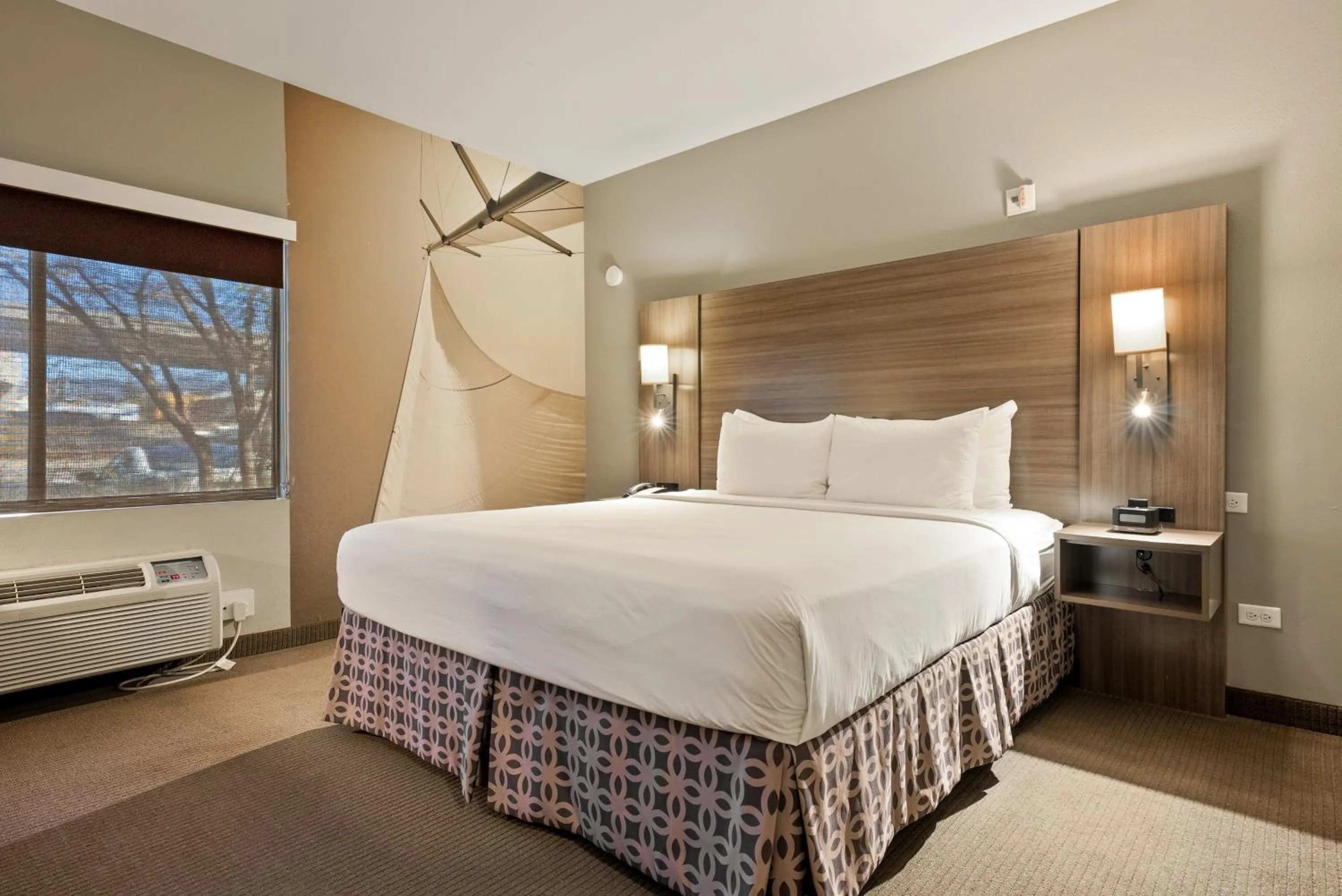 Photo of the whole room, Bed in Executive Inn & Suites Oakland