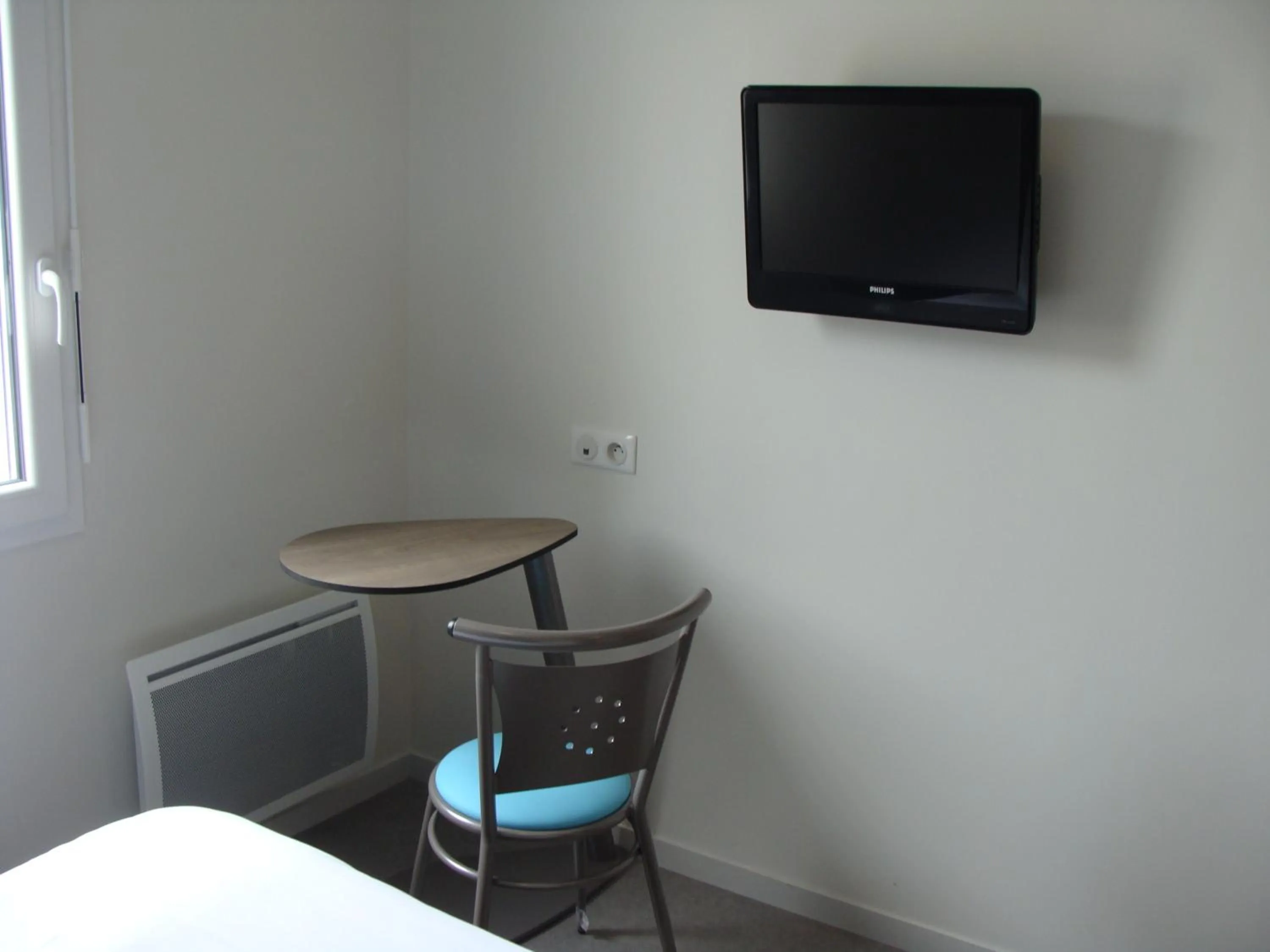 TV and multimedia, TV/Entertainment Center in Ashley Hotel Le Mans Sud