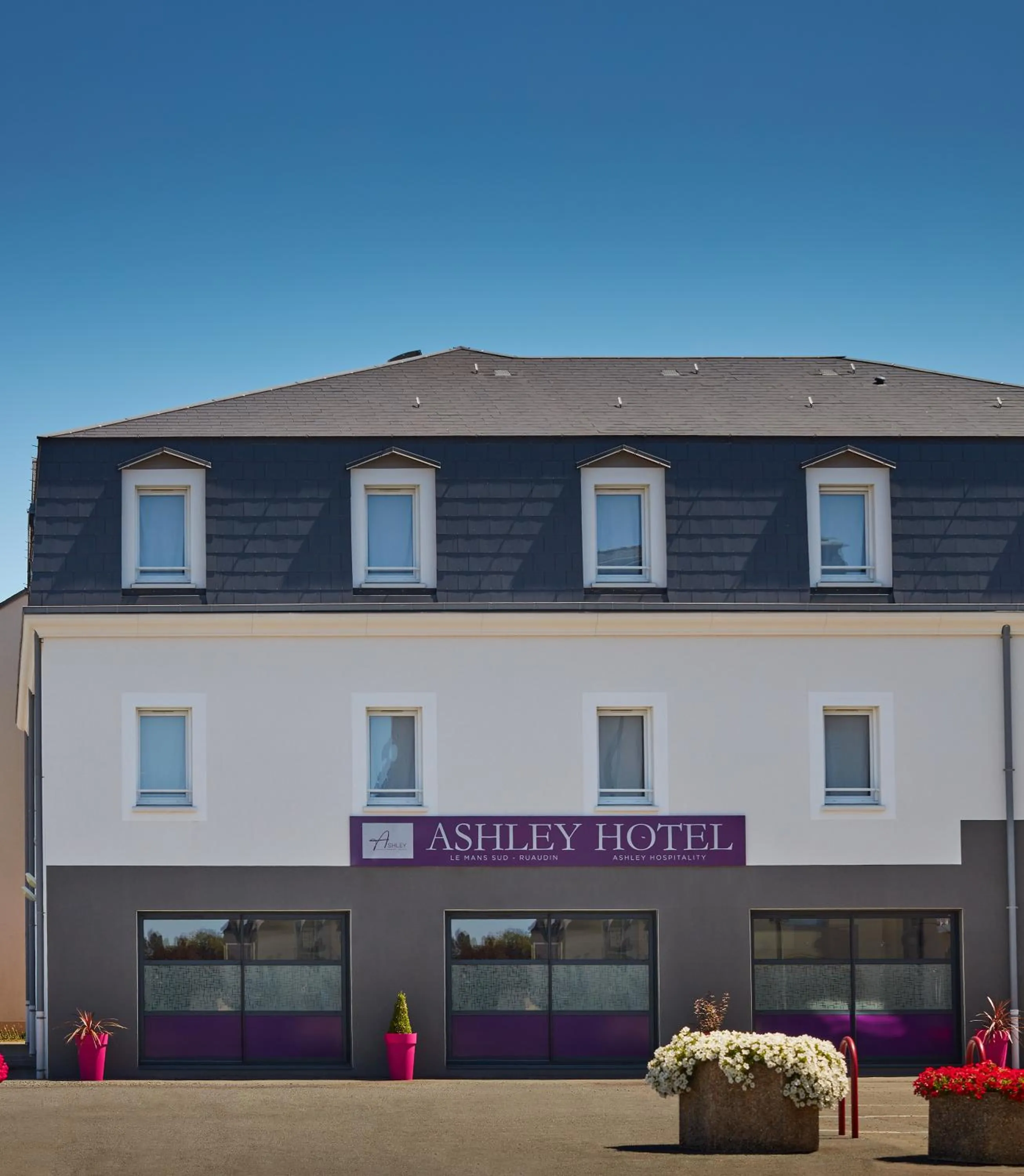 Facade/entrance, Property Building in Ashley Hotel Le Mans Sud