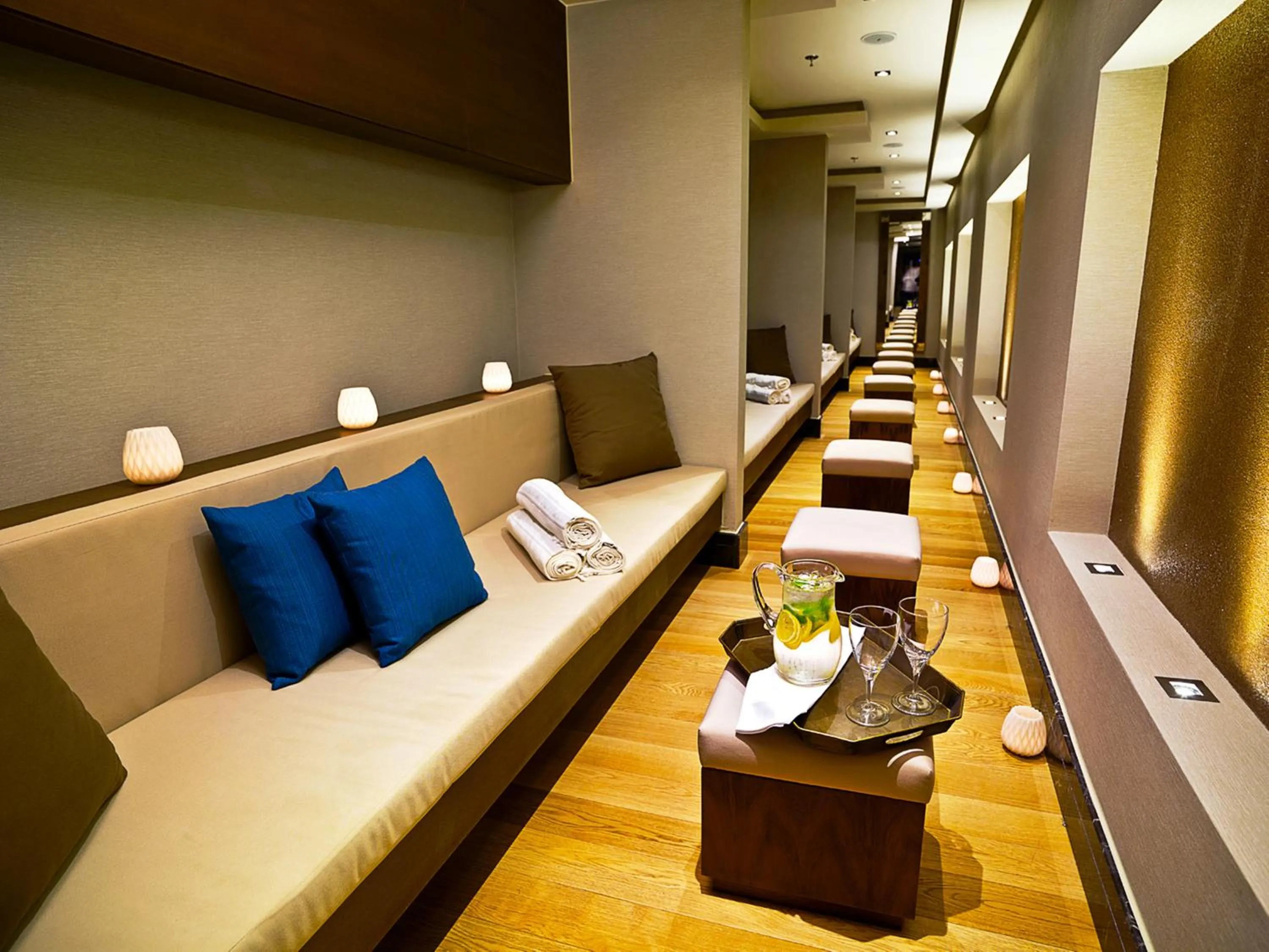 Library in Ramada Plaza By Wyndham Istanbul Tekstilkent