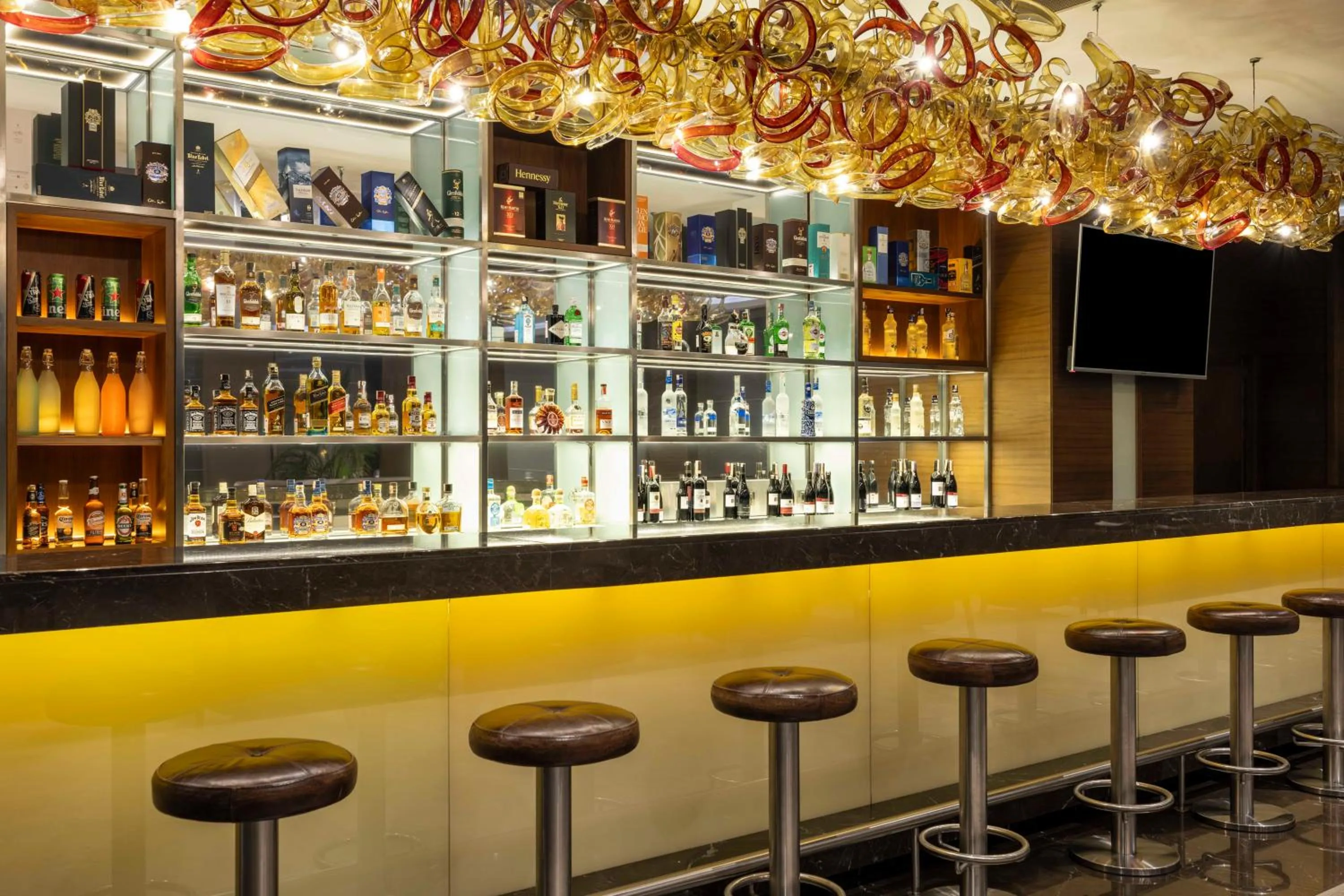 Lounge or bar in Ramada Plaza By Wyndham Istanbul Tekstilkent