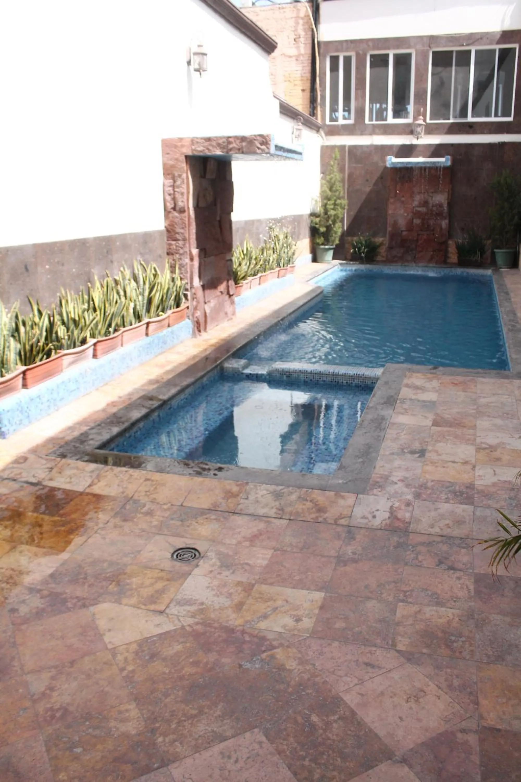 Swimming pool in Hotel Rincon Real Suites