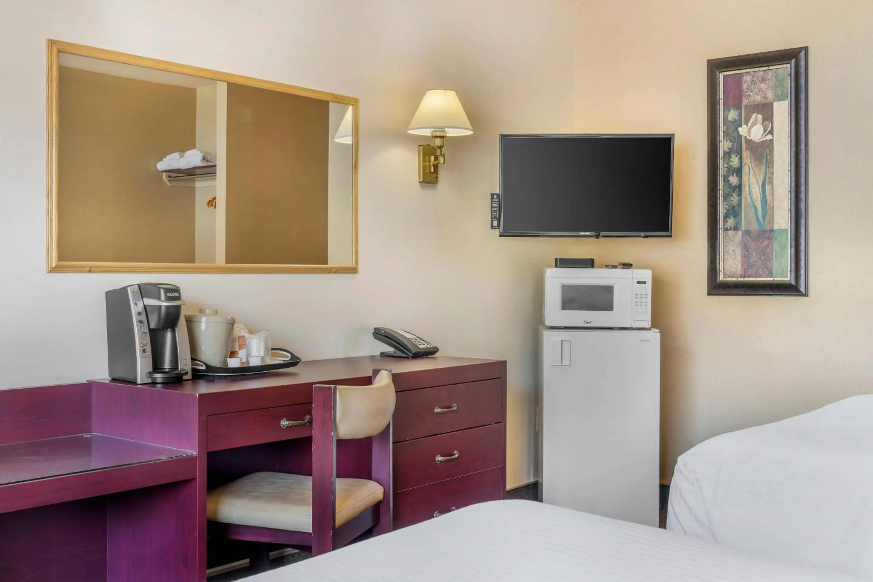 Bedroom, Bed in Rodeway Inn