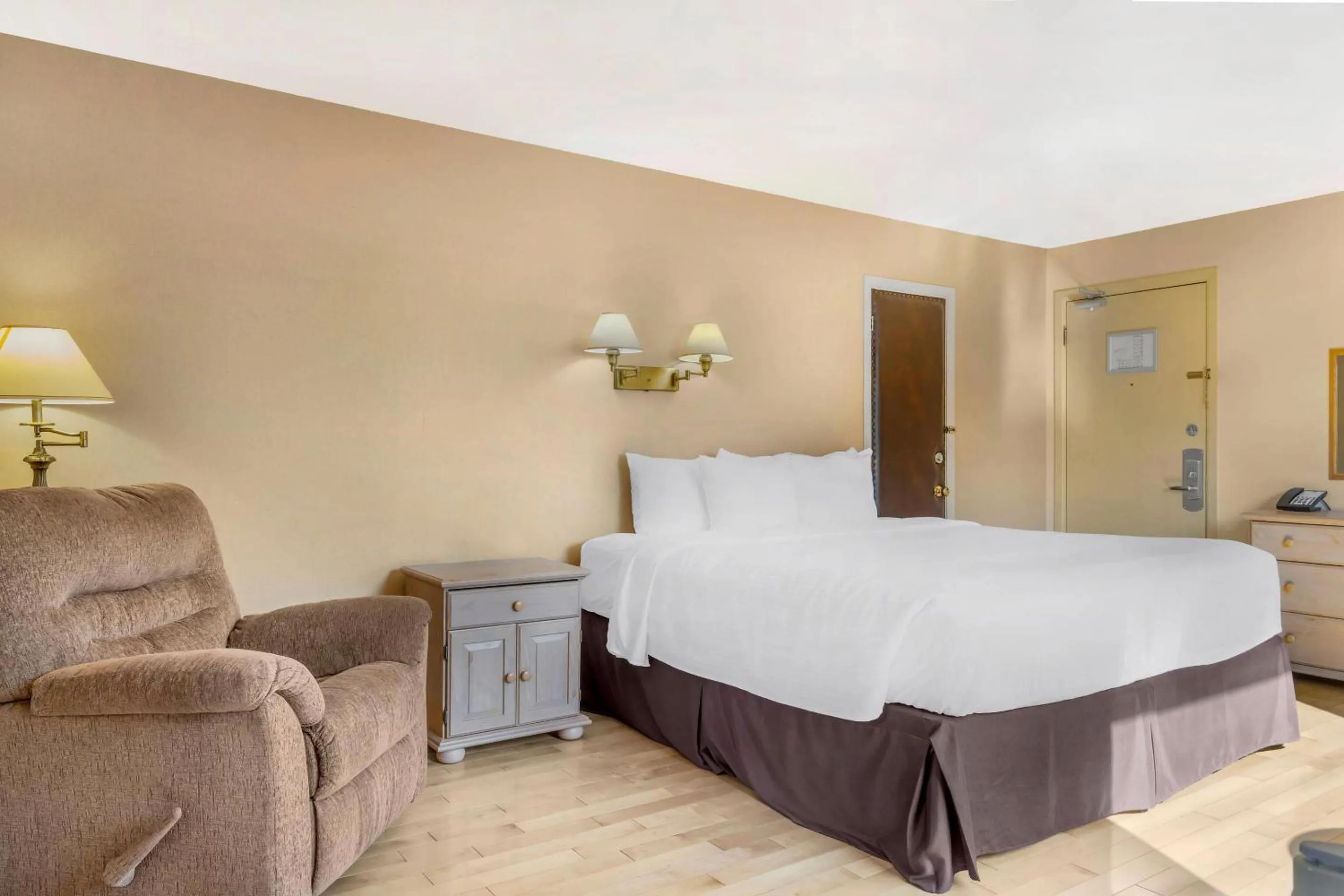 Bedroom, Bed in Rodeway Inn