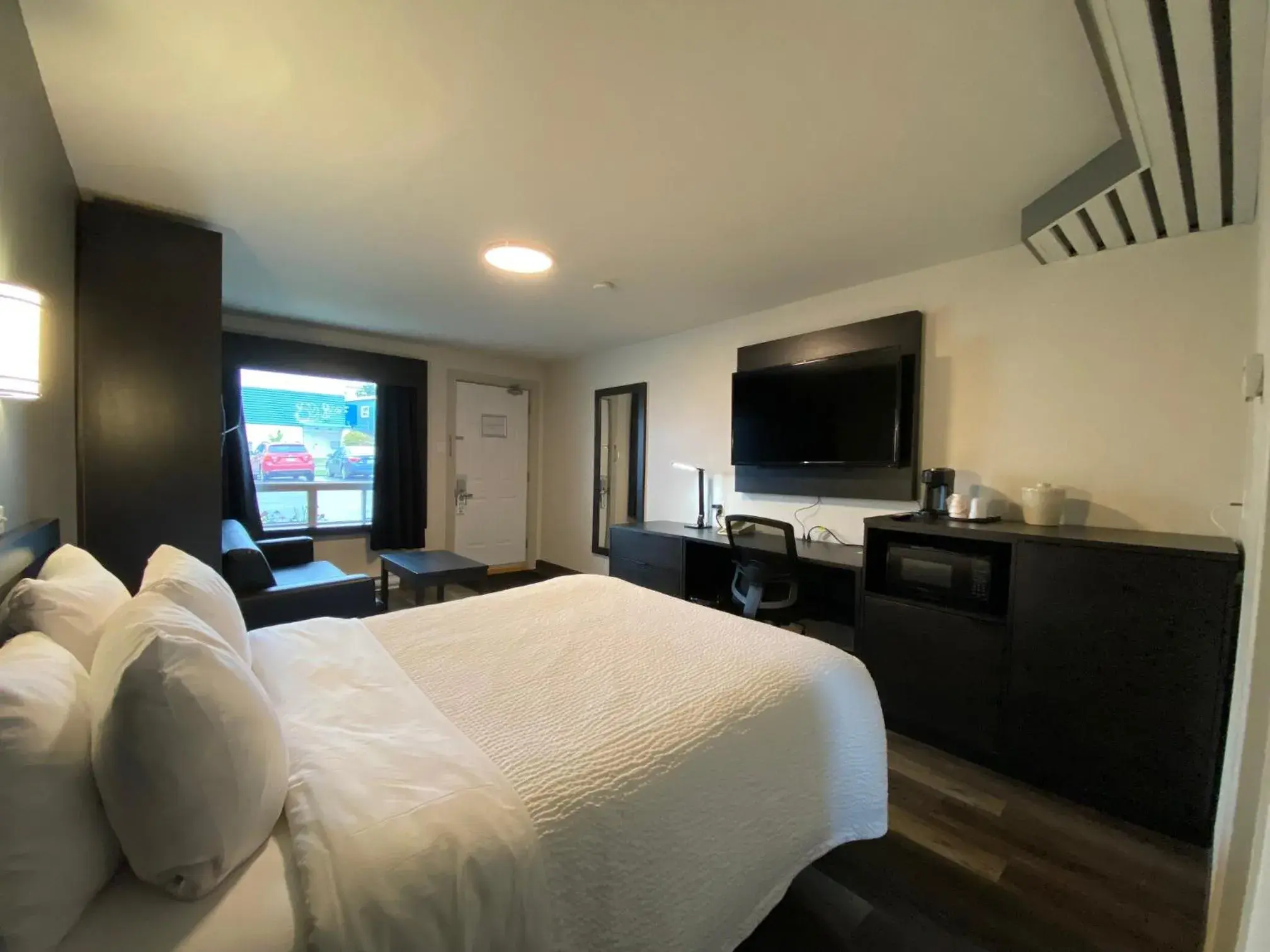 Queen Room with Wallbed - Non Smoking in Rodeway Inn Queen Room with Wallbed - Non Smoking in Rodeway Inn