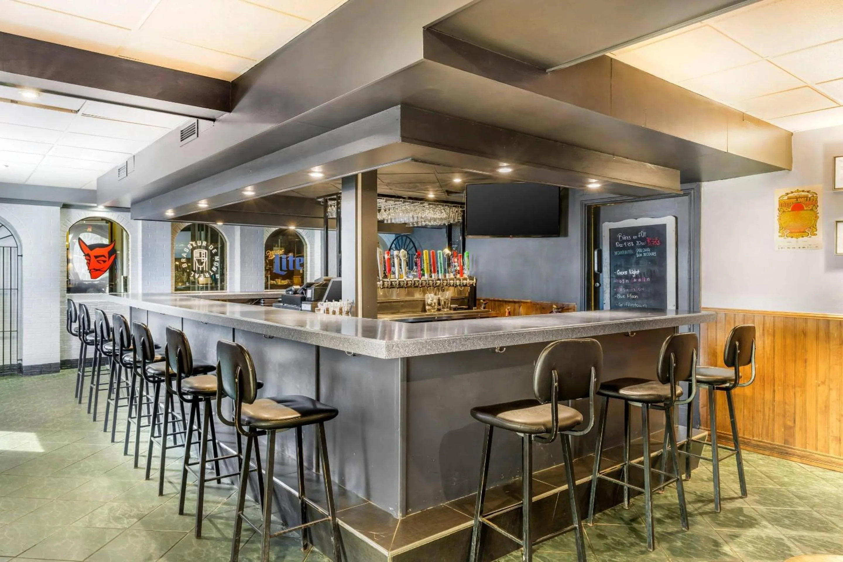 Lounge or bar in Rodeway Inn