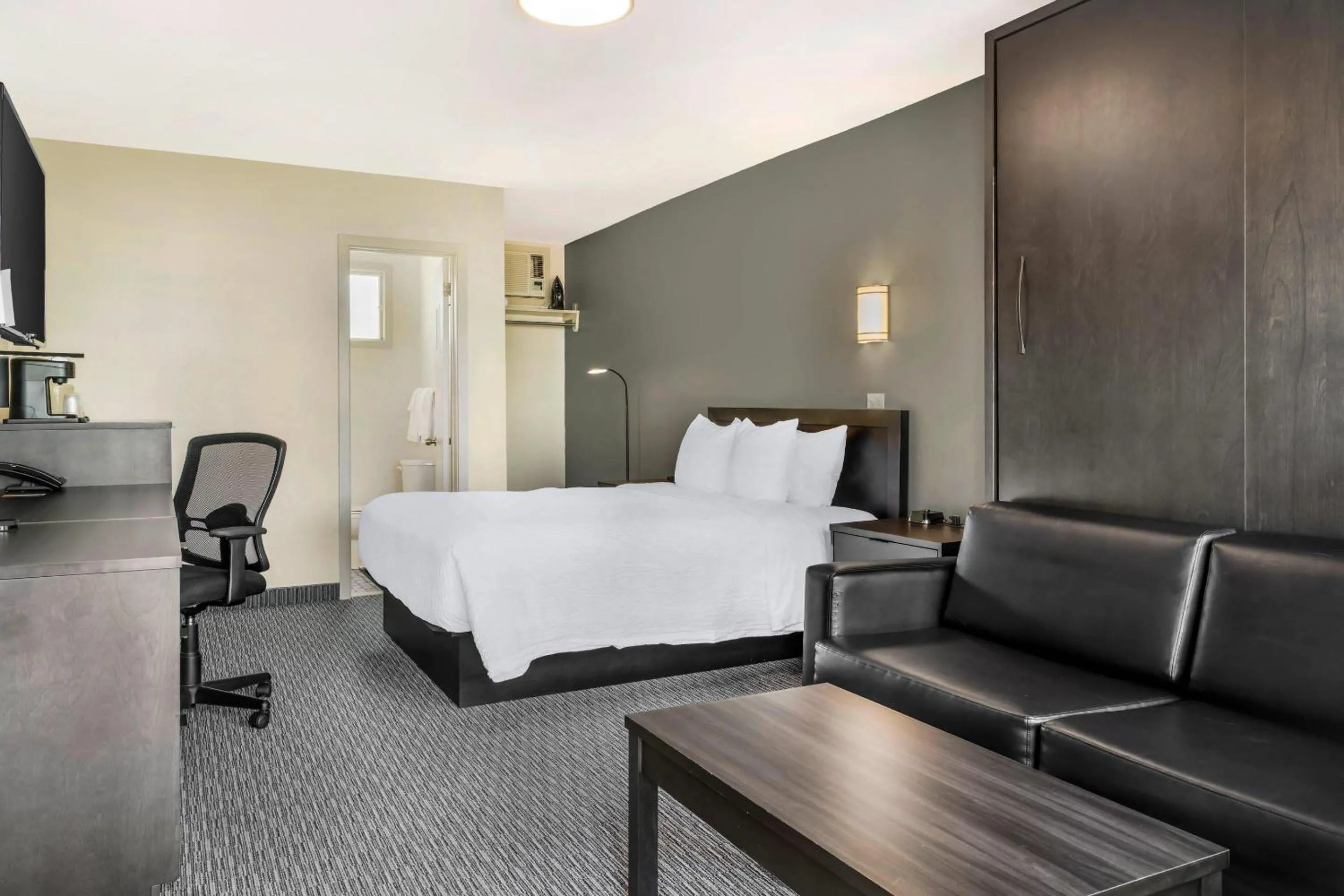 Bedroom, Bed in Rodeway Inn