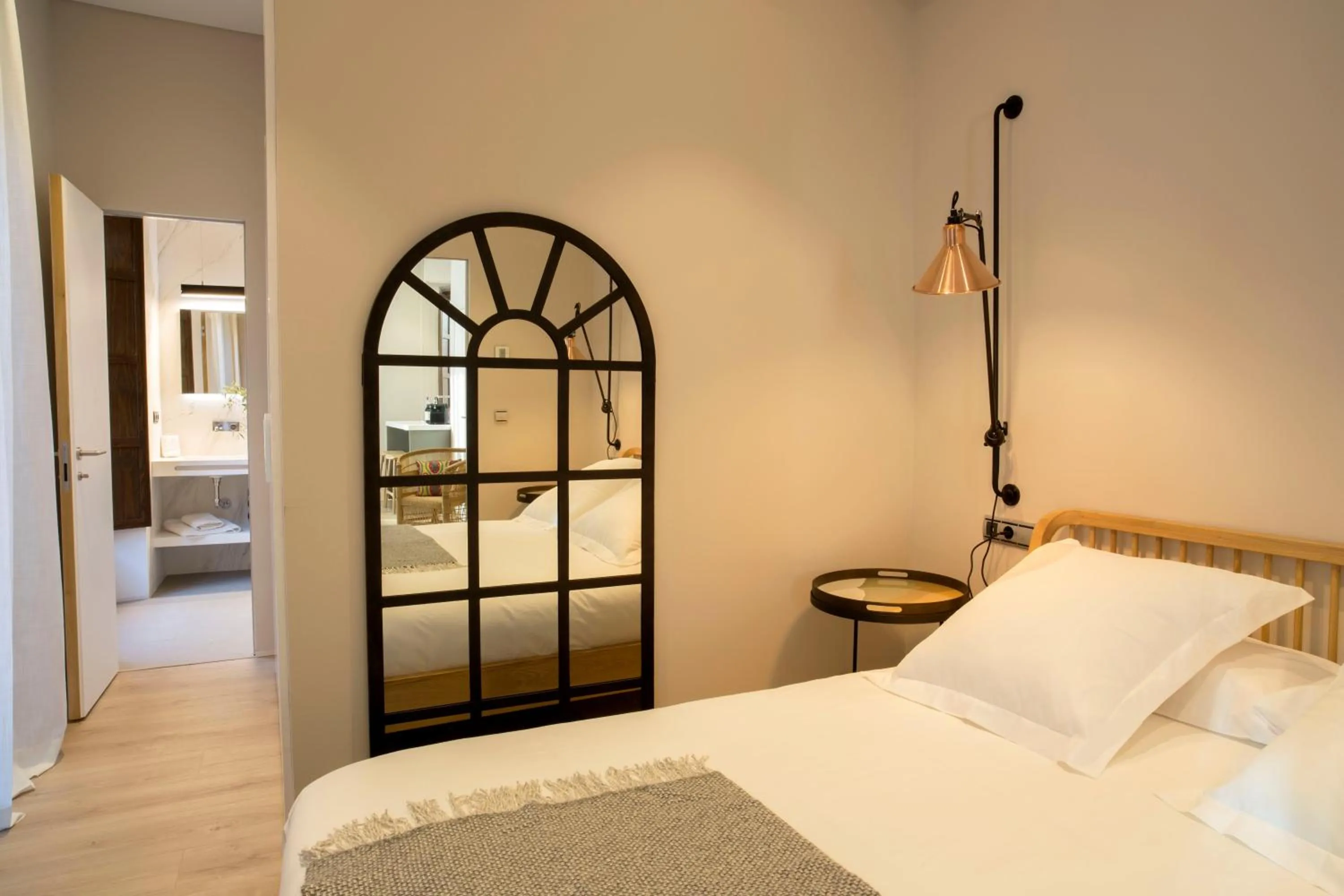 Photo of the whole room, Bed in U-Sense Granada Catedral