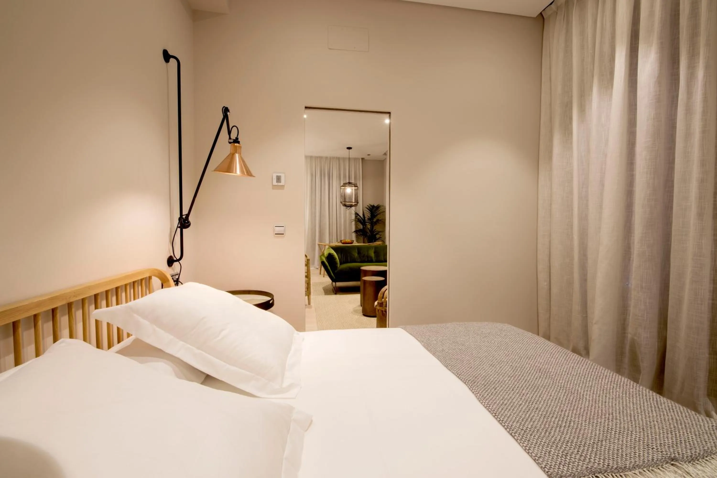 Photo of the whole room, Bed in U-Sense Granada Catedral