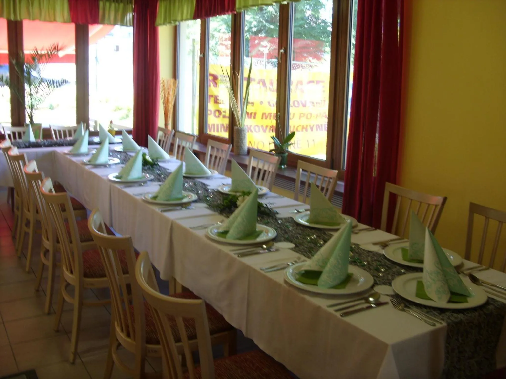 Restaurant/places to eat in Hotel Petra