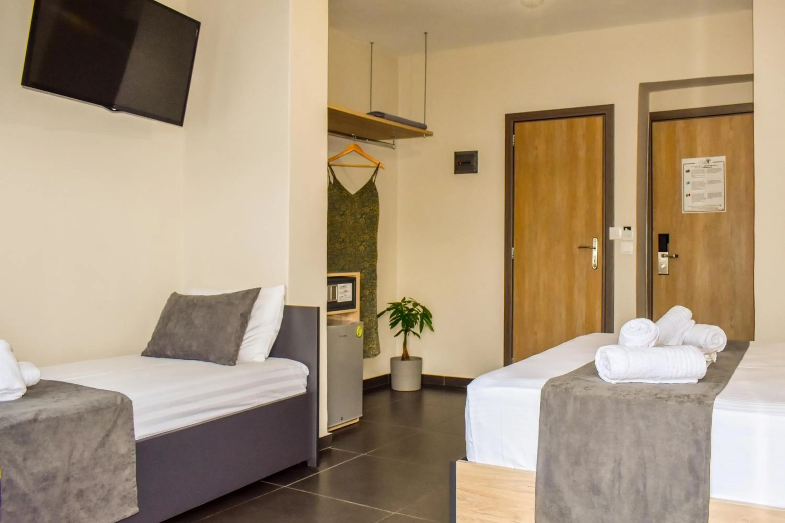 Photo of the whole room, Bed in Entelia