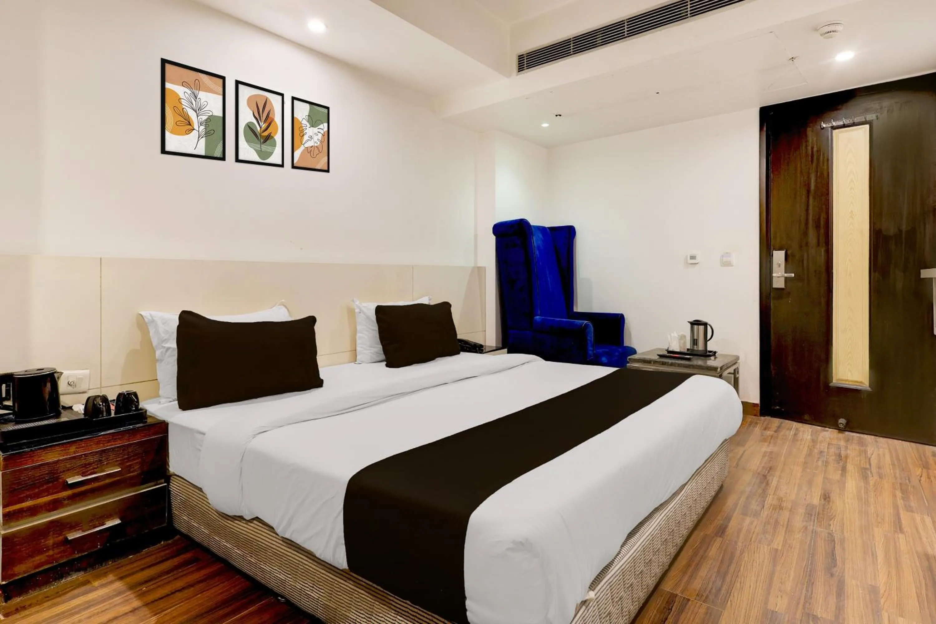 Bedroom, Bed in Super Townhouse Oak New Delhi Central Railway Junction Formerly Uppal International