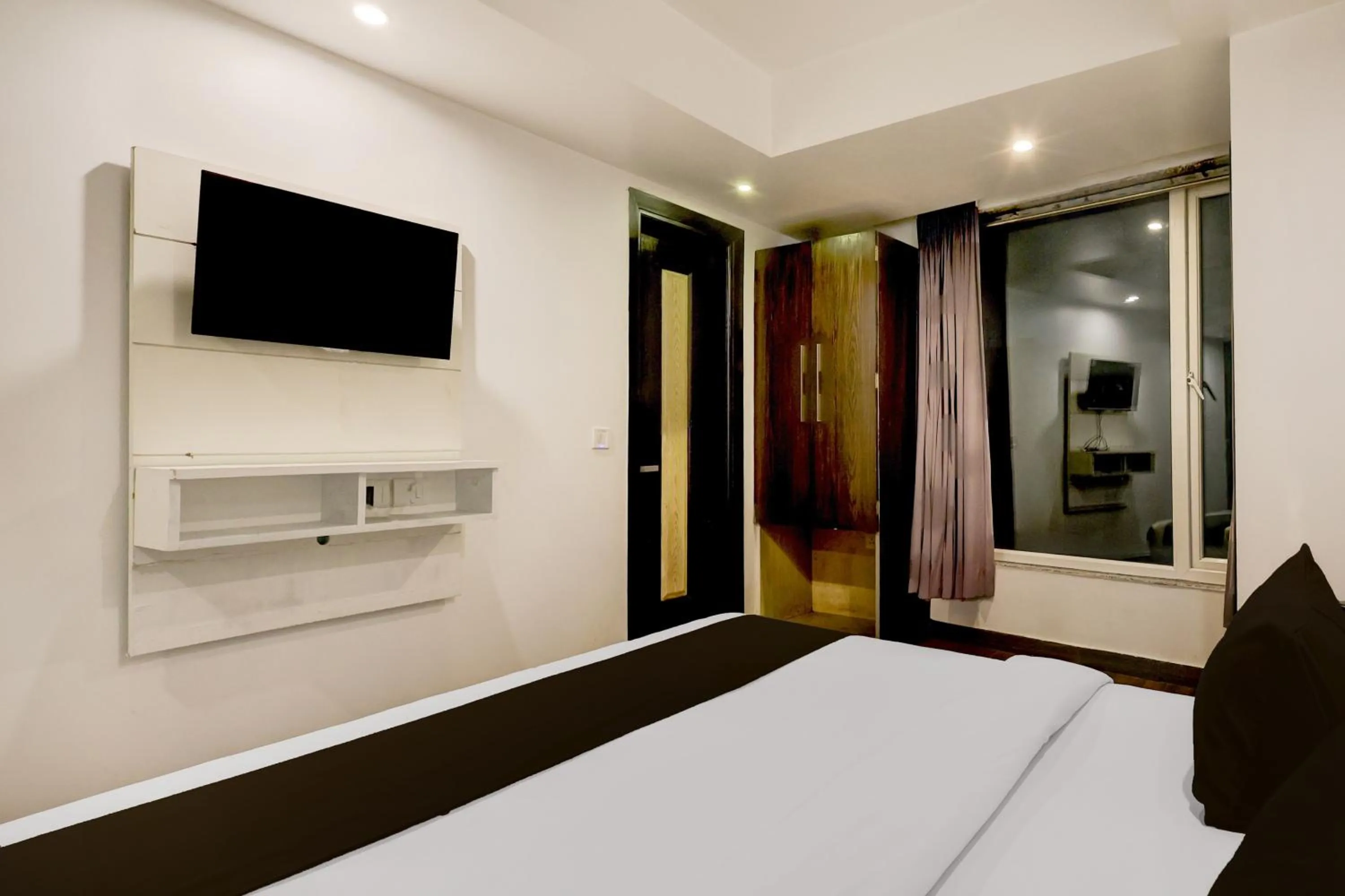 Bedroom, Bed in Super Townhouse Oak New Delhi Central Railway Junction Formerly Uppal International