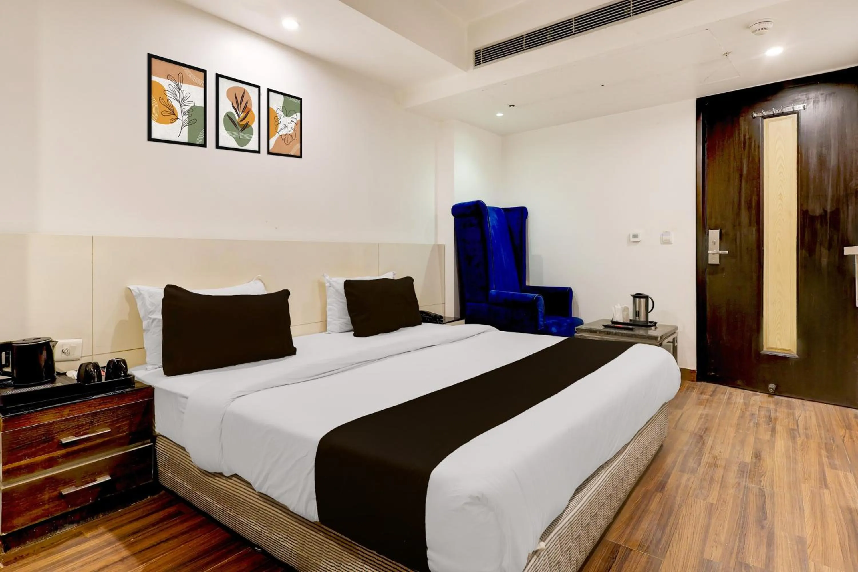 Bedroom, Bed in Super Townhouse Oak New Delhi Central Railway Junction Formerly Uppal International