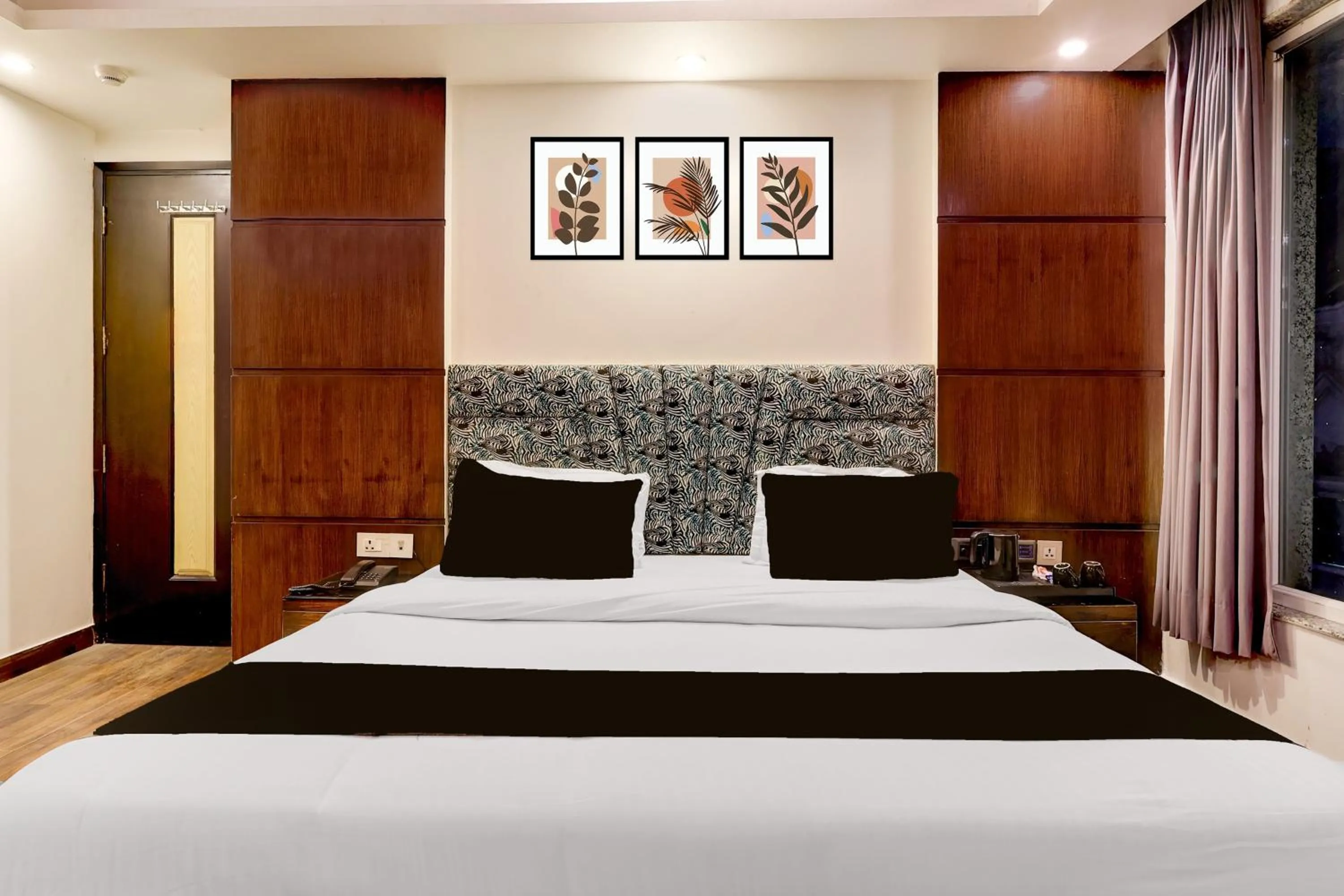 Bedroom, Bed in Super Townhouse Oak New Delhi Central Railway Junction Formerly Uppal International