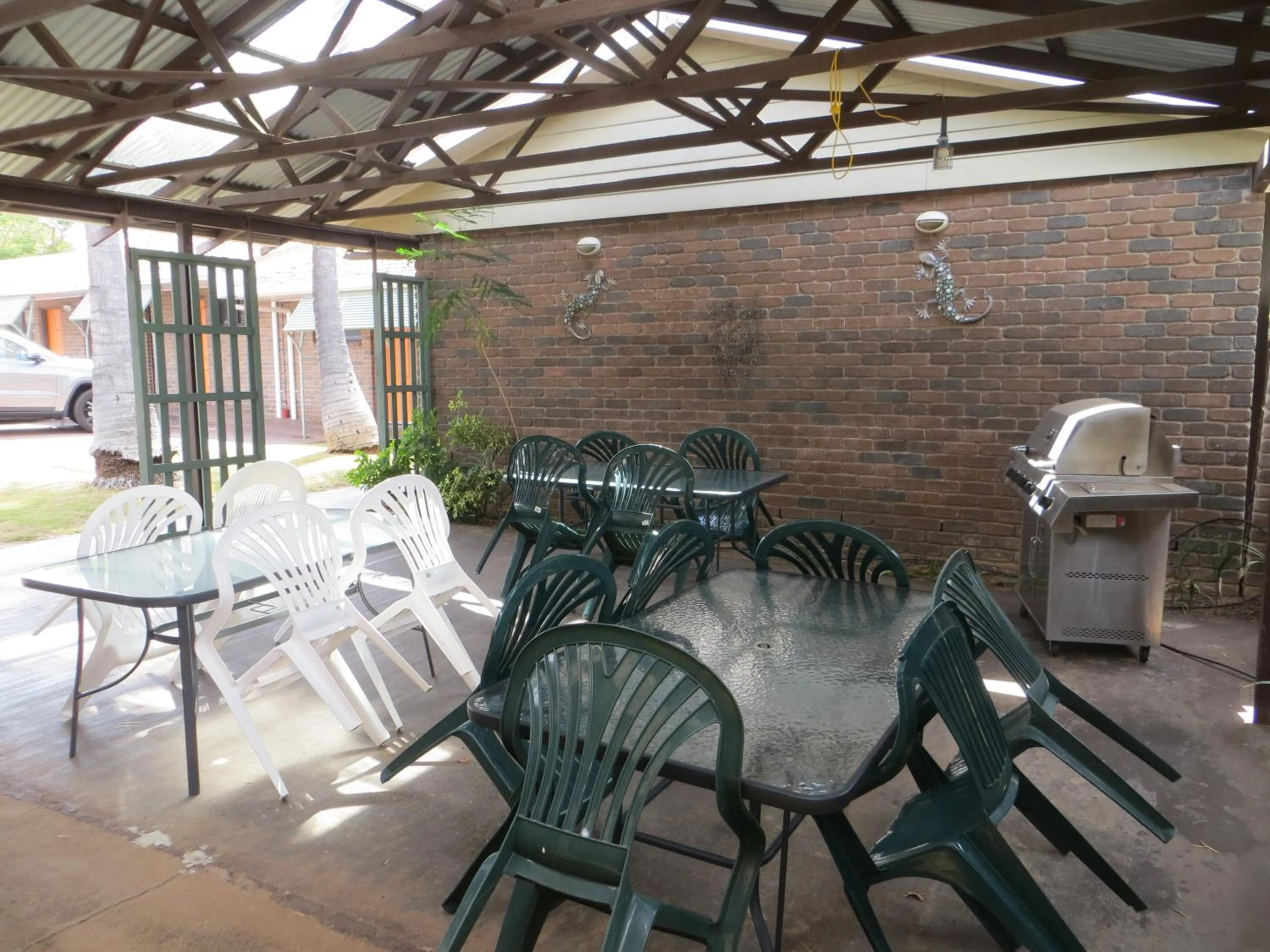 BBQ facilities in Cattleman's Rest Motor Inn