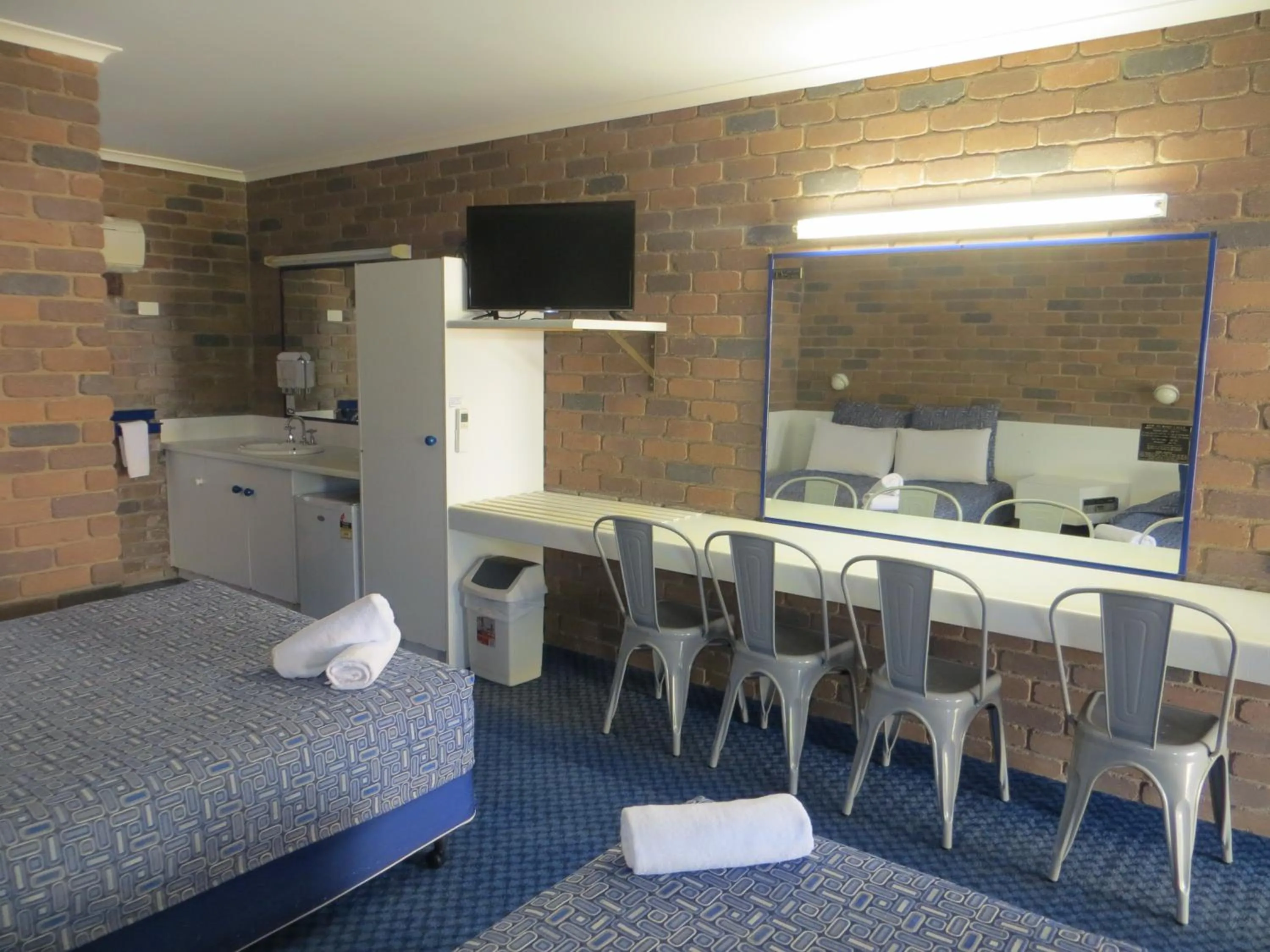 TV and multimedia in Cattleman's Rest Motor Inn