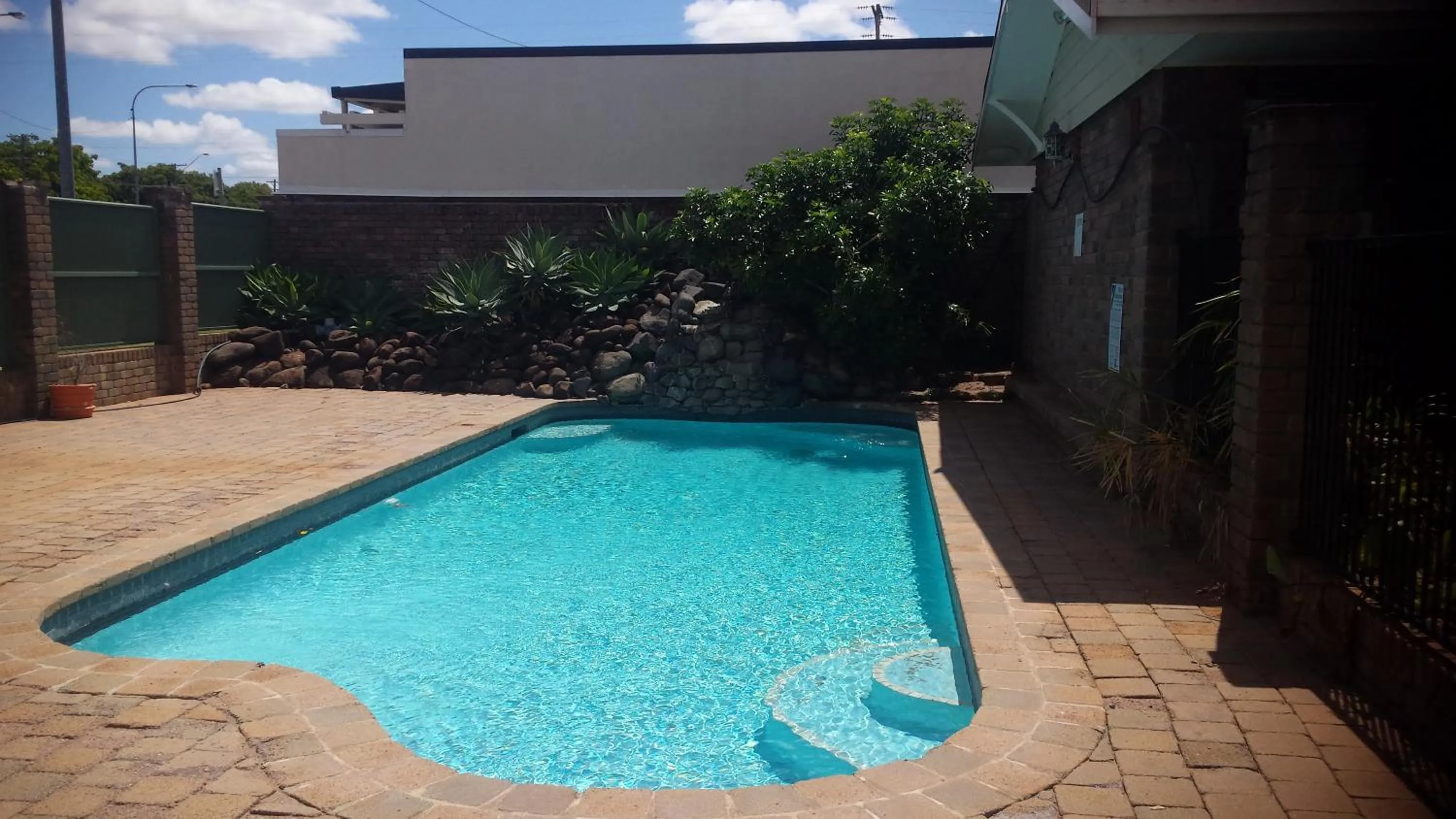 Swimming pool in Cattleman's Rest Motor Inn