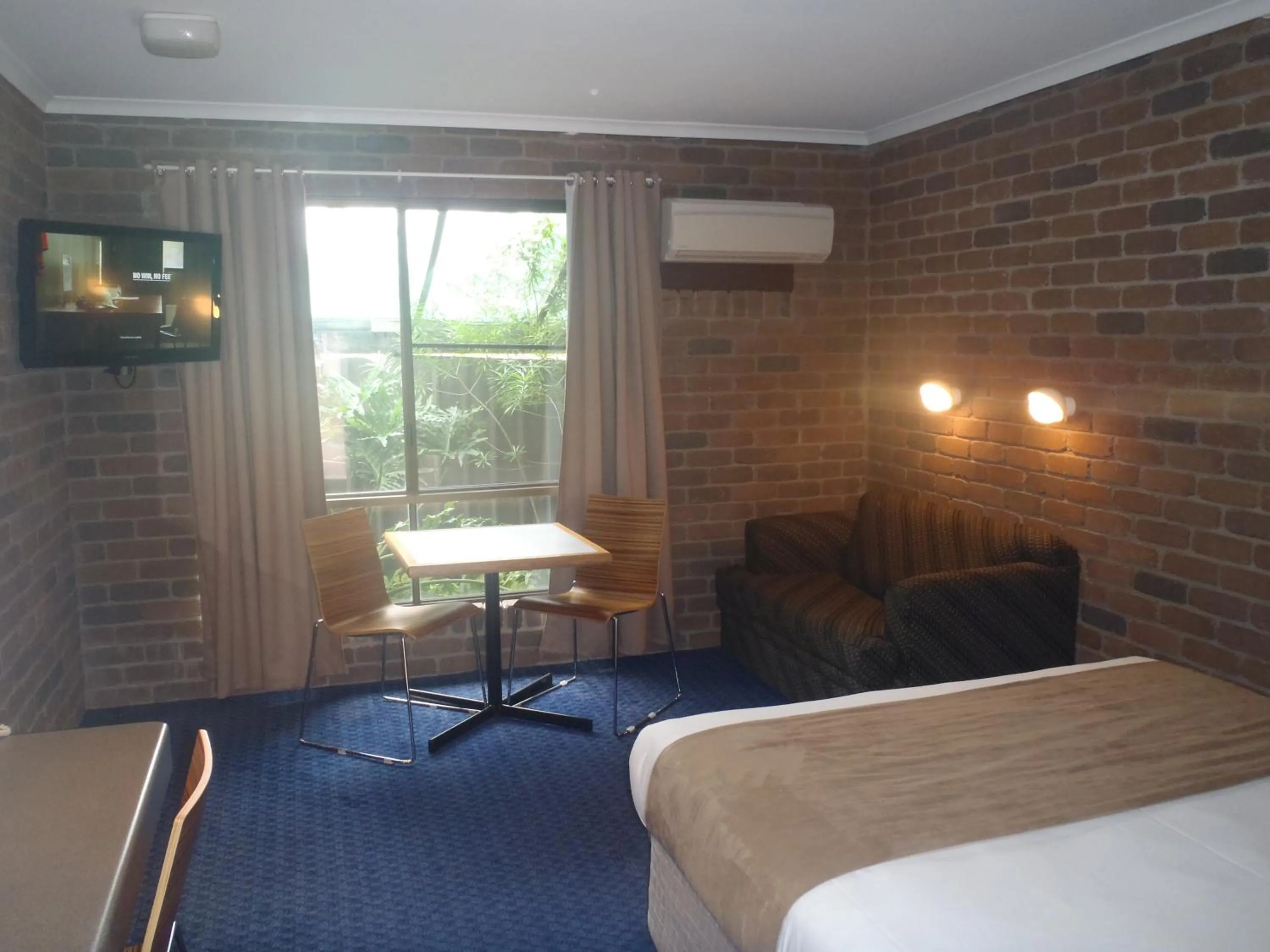 Seating area, Bed in Cattleman's Rest Motor Inn