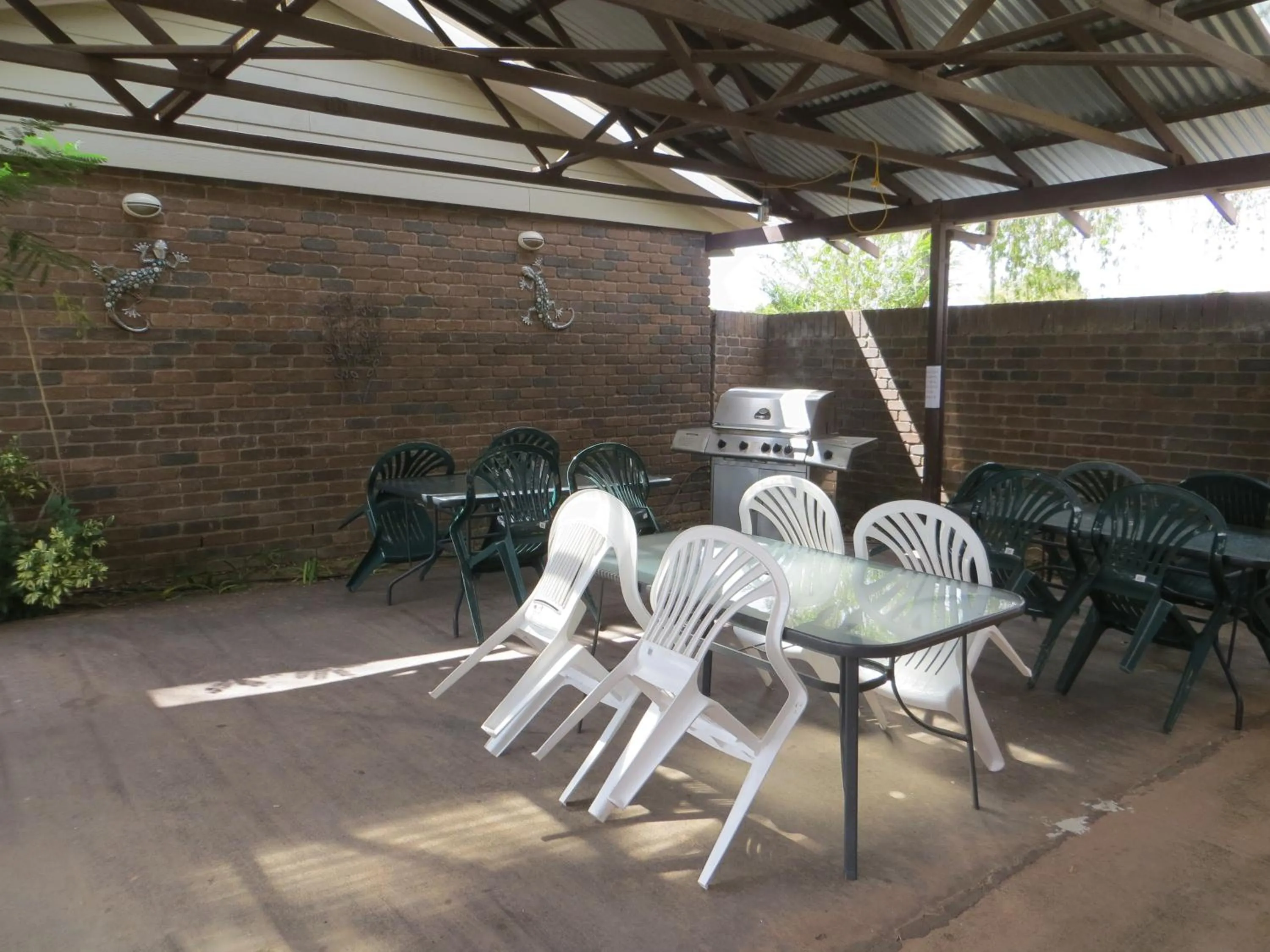 BBQ facilities in Cattleman's Rest Motor Inn