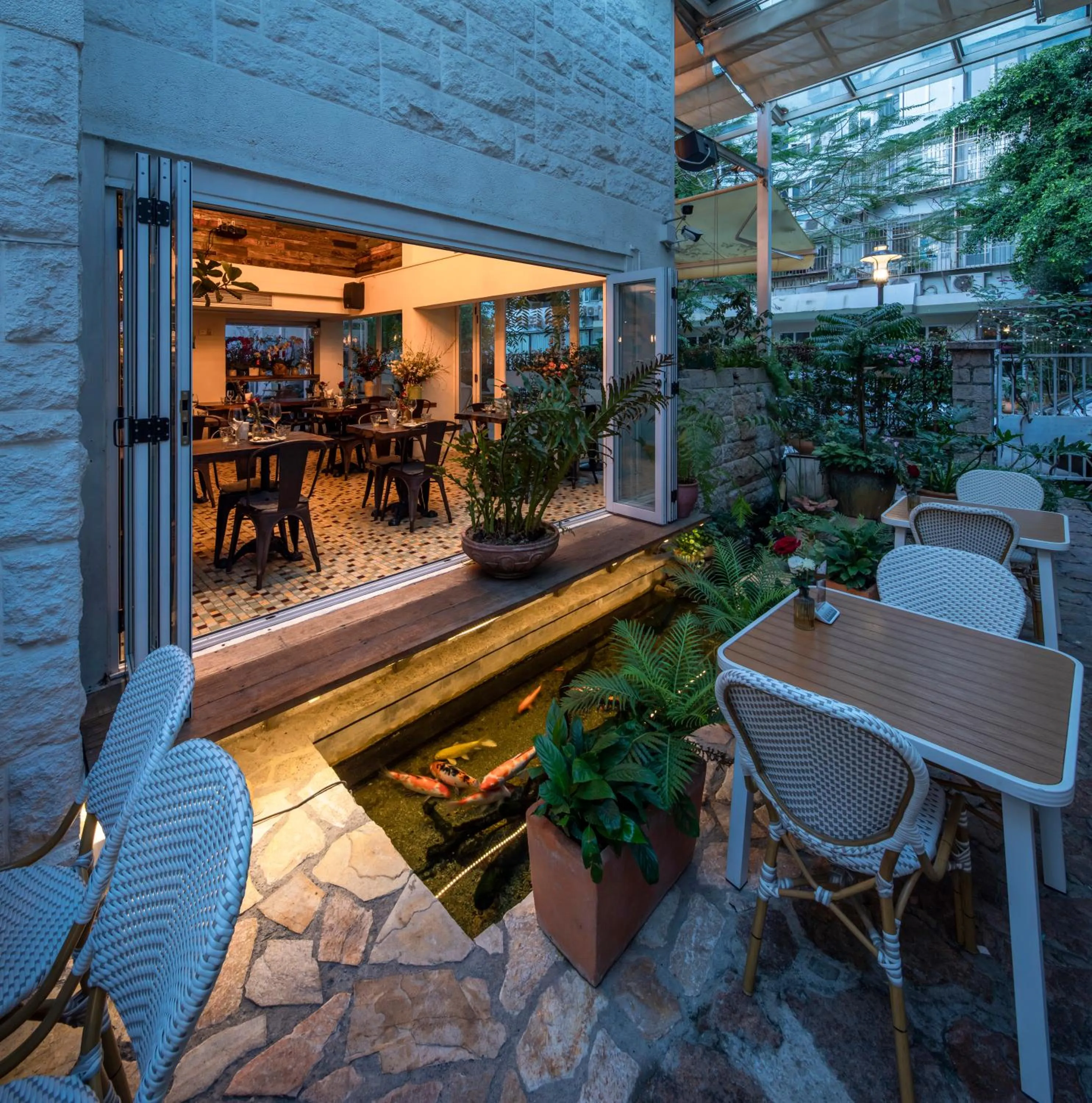 Restaurant/places to eat in 6號花園別墅酒店 Shenzhen No'6 Garden Villa --French Window with garden view,Close to Sea World &Shekou Ferry Port &K11 Ecoast &Subway Nearby ,Offer Western food and coffee &English speaking with tour services