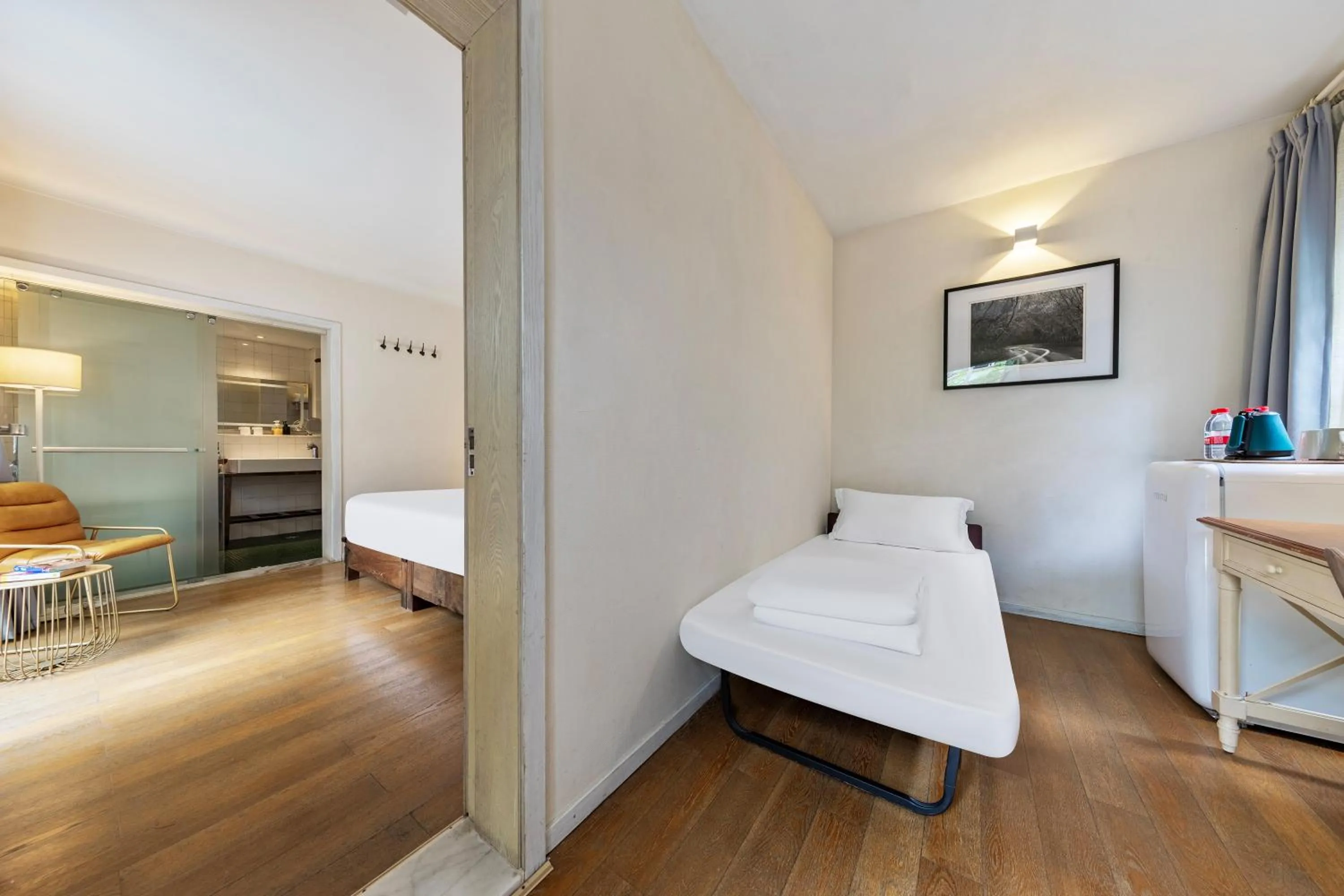 Photo of the whole room, Bed in 6號花園別墅酒店 Shenzhen No'6 Garden Villa --French Window with garden view,Close to Sea World &Shekou Ferry Port &K11 Ecoast &Subway Nearby ,Offer Western food and coffee &English speaking with tour services