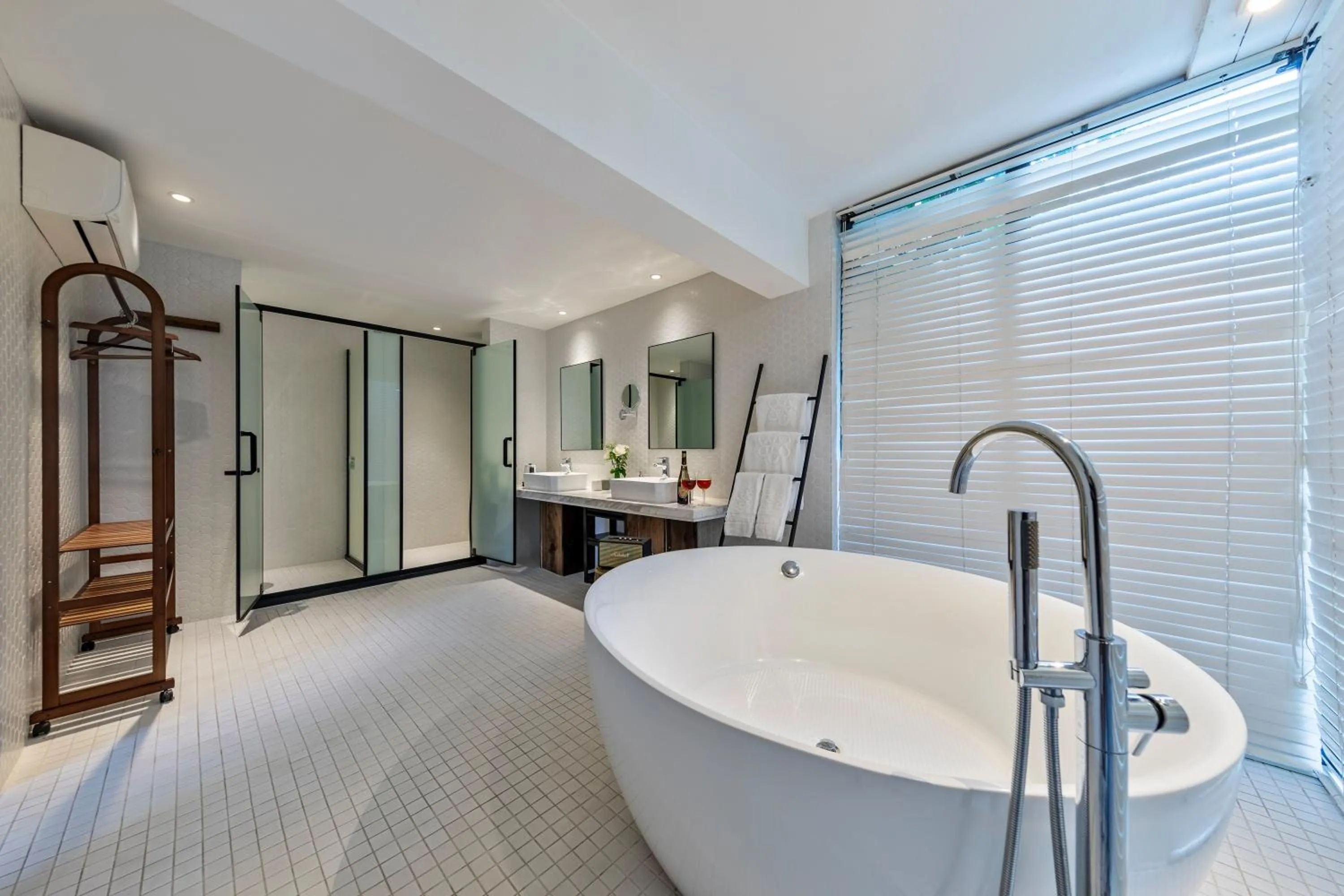 Bathroom in 6號花園別墅酒店 Shenzhen No'6 Garden Villa --French Window with garden view,Close to Sea World &Shekou Ferry Port &K11 Ecoast &Subway Nearby ,Offer Western food and coffee &English speaking with tour services