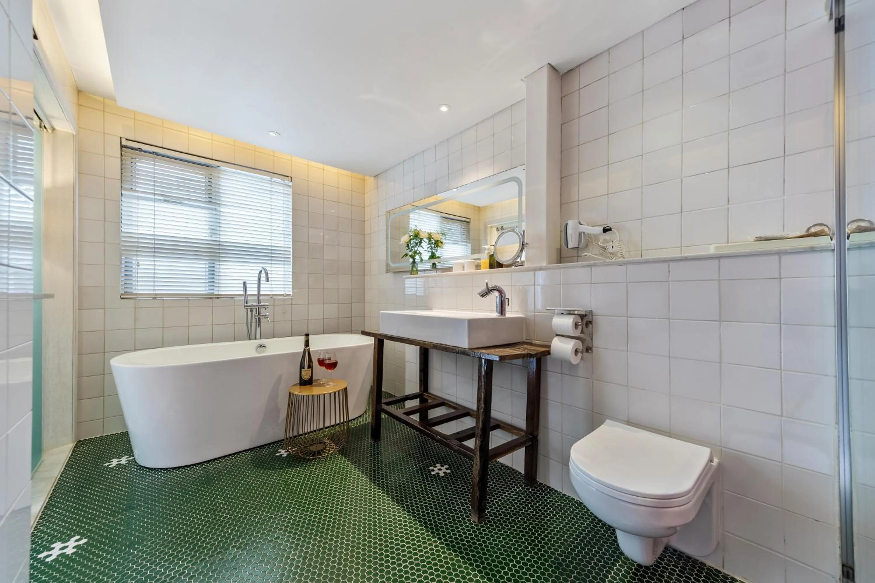 Bath in 6號花園別墅酒店 Shenzhen No'6 Garden Villa --French Window with garden view,Close to Sea World &Shekou Ferry Port &K11 Ecoast &Subway Nearby ,Offer Western food and coffee &English speaking with tour services