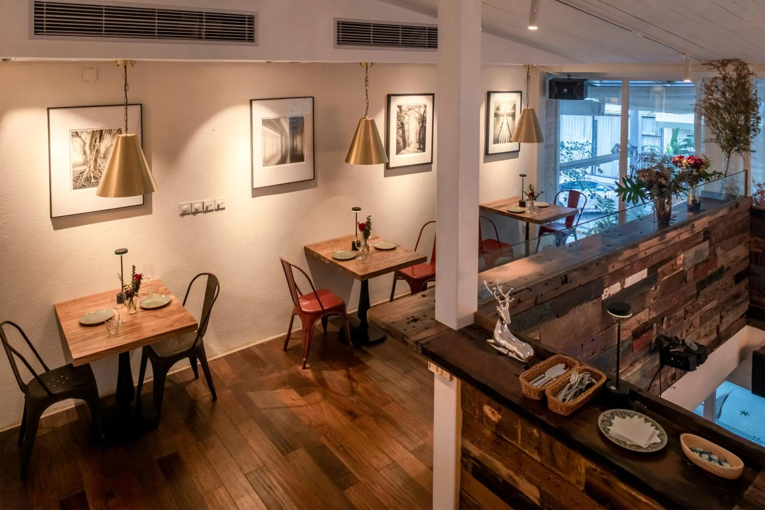 Restaurant/places to eat in 6號花園別墅酒店 Shenzhen No'6 Garden Villa --French Window with garden view,Close to Sea World &Shekou Ferry Port &K11 Ecoast &Subway Nearby ,Offer Western food and coffee &English speaking with tour services