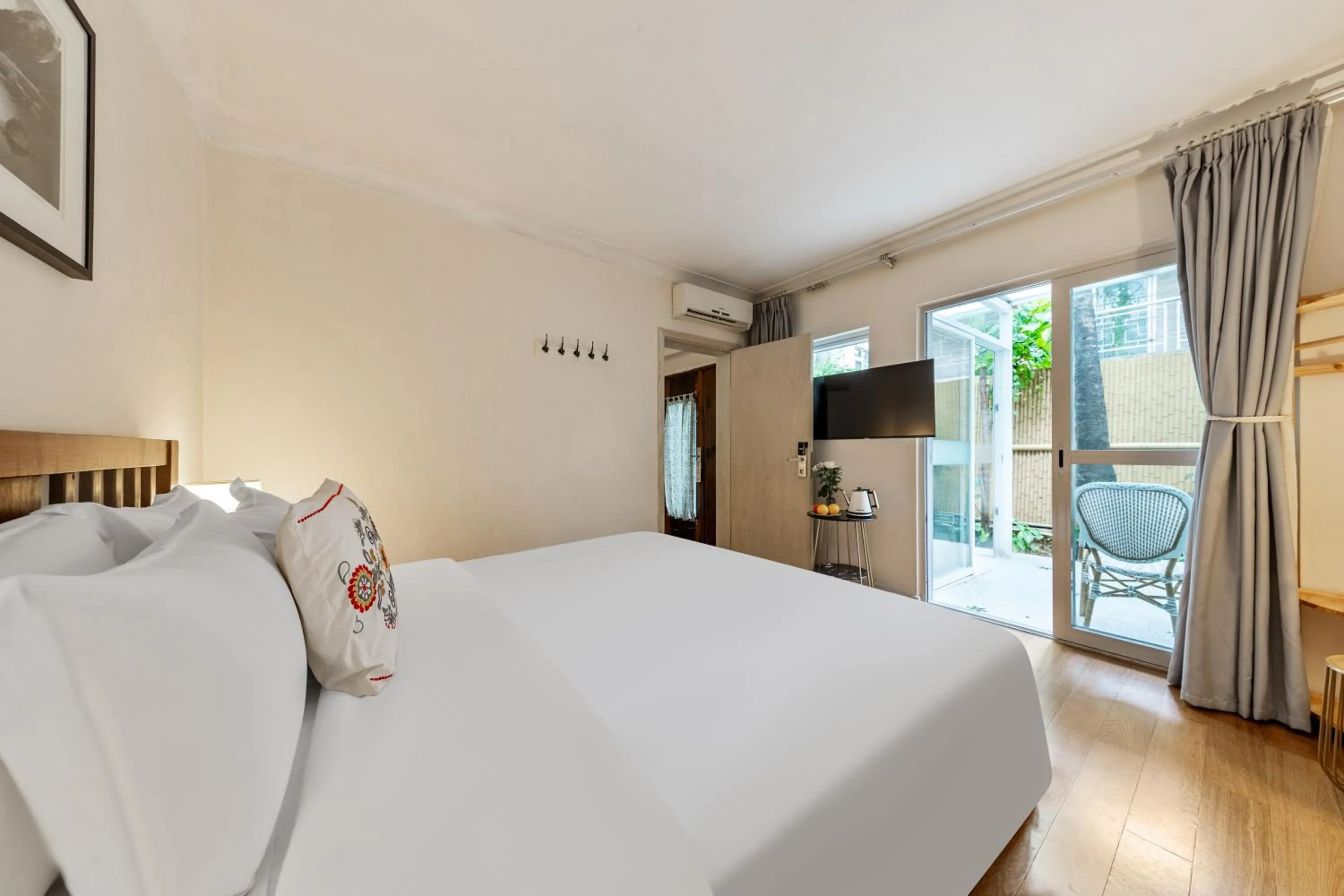 Photo of the whole room, Bed in 6號花園別墅酒店 Shenzhen No'6 Garden Villa --French Window with garden view,Close to Sea World &Shekou Ferry Port &K11 Ecoast &Subway Nearby ,Offer Western food and coffee &English speaking with tour services