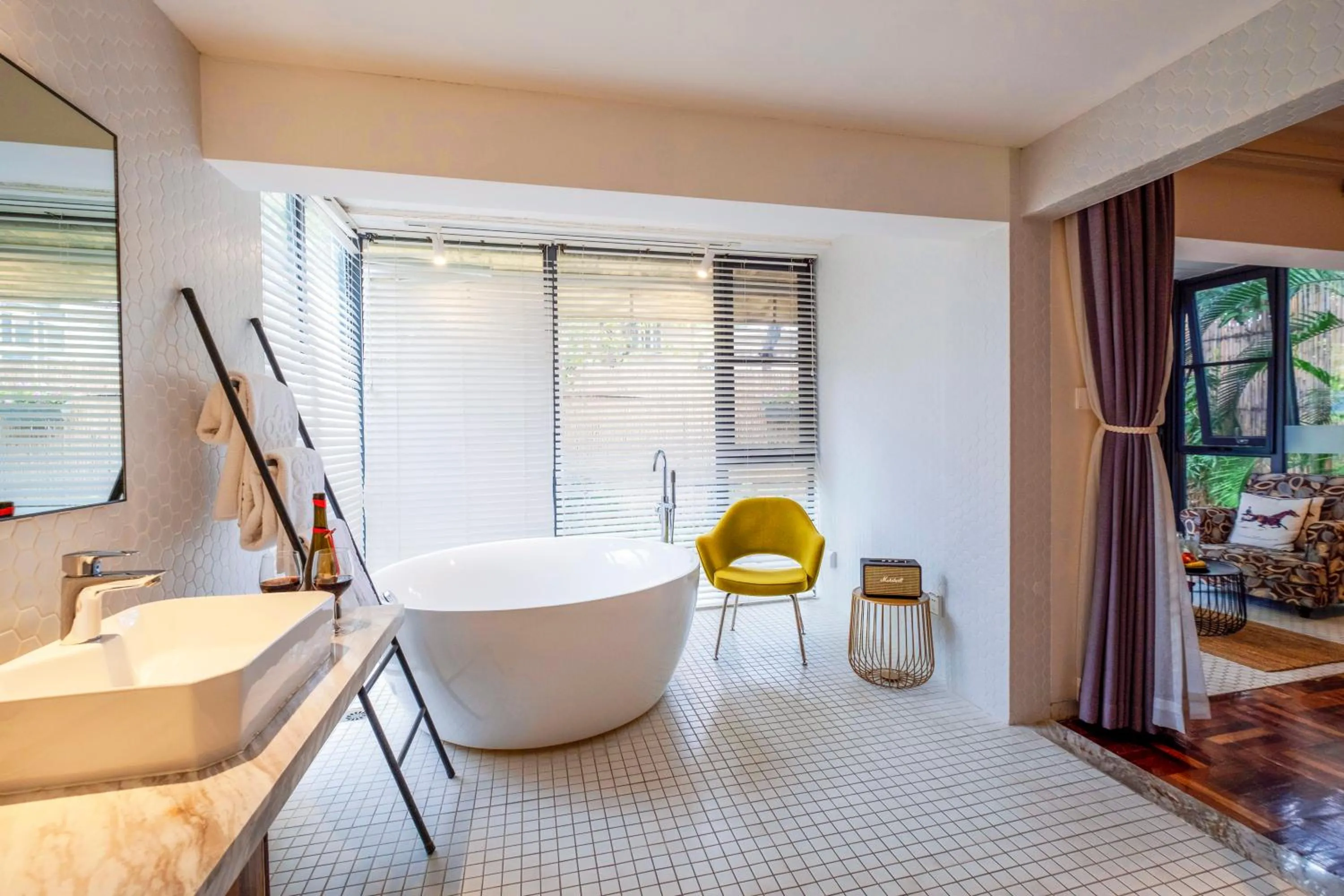 Bath in 6號花園別墅酒店 Shenzhen No'6 Garden Villa --French Window with garden view,Close to Sea World &Shekou Ferry Port &K11 Ecoast &Subway Nearby ,Offer Western food and coffee &English speaking with tour services