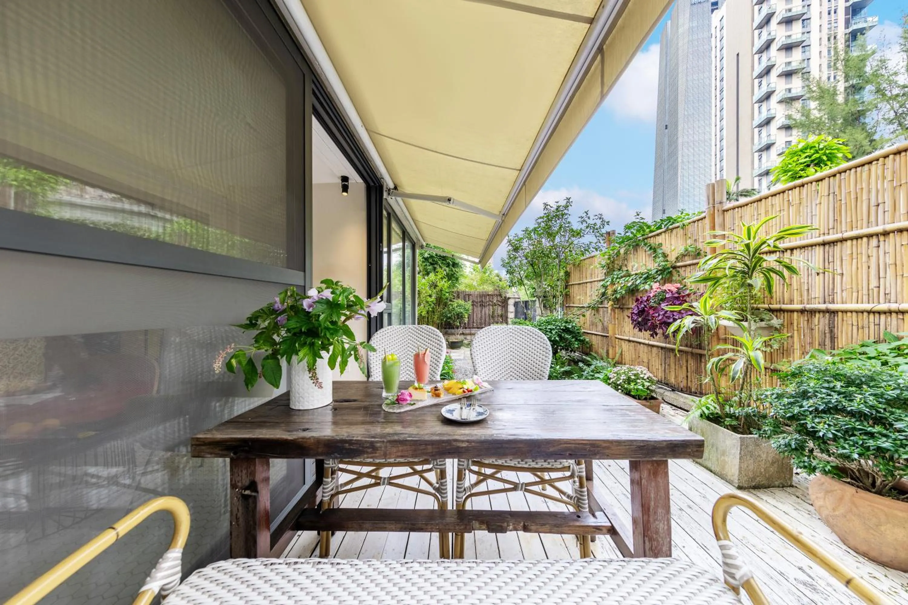 Dining area in 6號花園別墅酒店 Shenzhen No'6 Garden Villa --French Window with garden view,Close to Sea World &Shekou Ferry Port &K11 Ecoast &Subway Nearby ,Offer Western food and coffee &English speaking with tour services