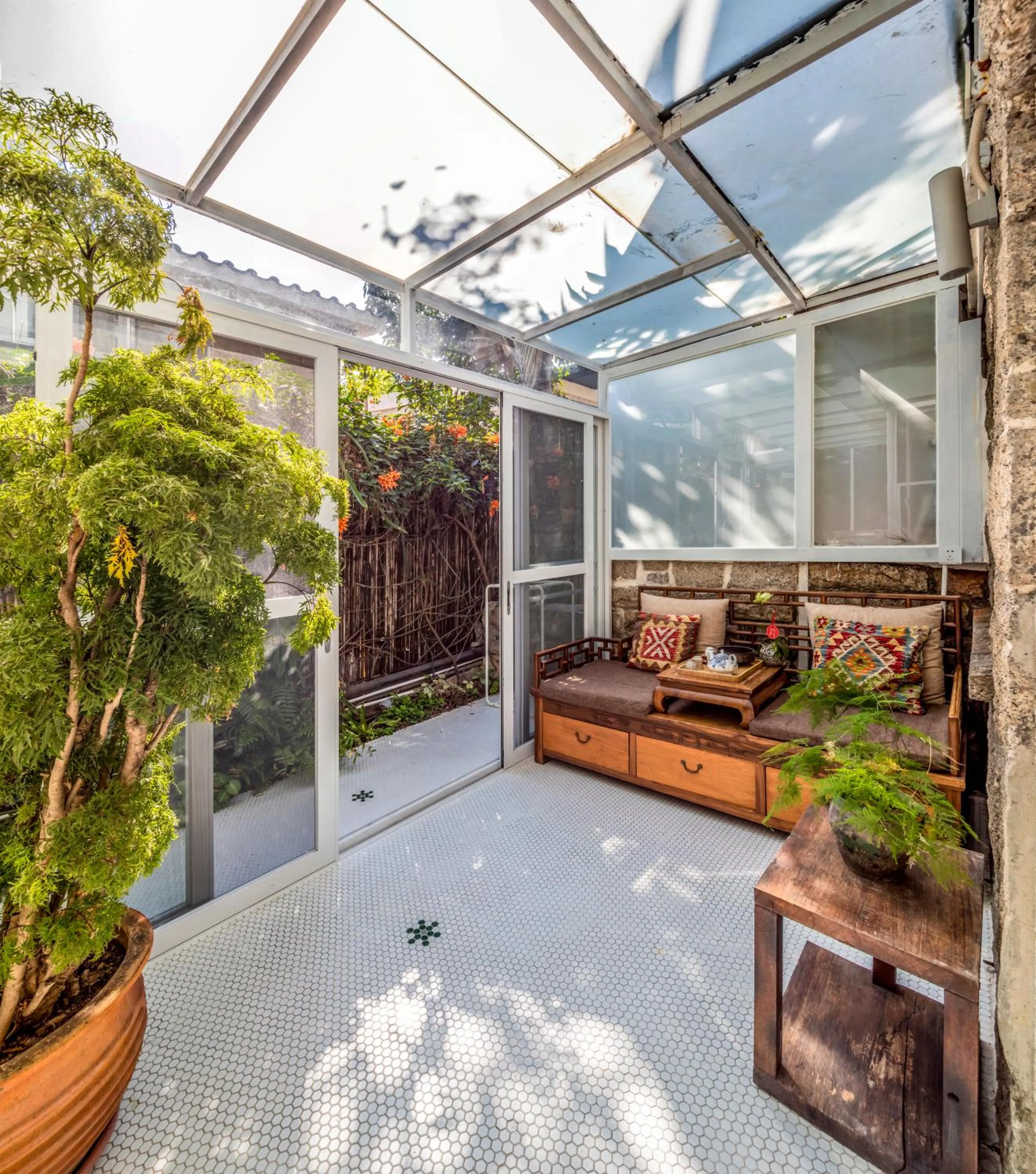 Day in 6號花園別墅酒店 Shenzhen No'6 Garden Villa --French Window with garden view,Close to Sea World &Shekou Ferry Port &K11 Ecoast &Subway Nearby ,Offer Western food and coffee &English speaking with tour services