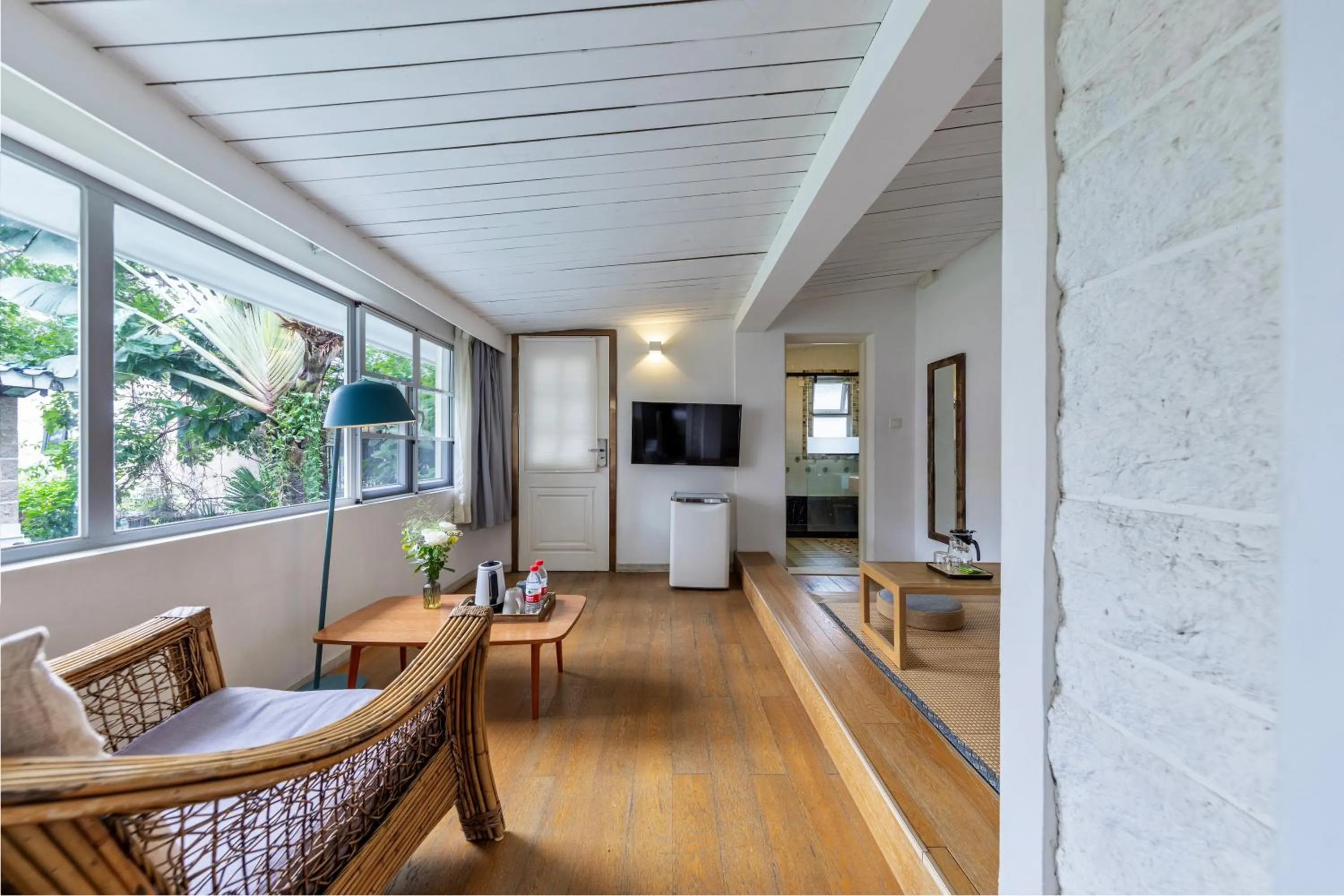 Photo of the whole room in 6號花園別墅酒店 Shenzhen No'6 Garden Villa --French Window with garden view,Close to Sea World &Shekou Ferry Port &K11 Ecoast &Subway Nearby ,Offer Western food and coffee &English speaking with tour services