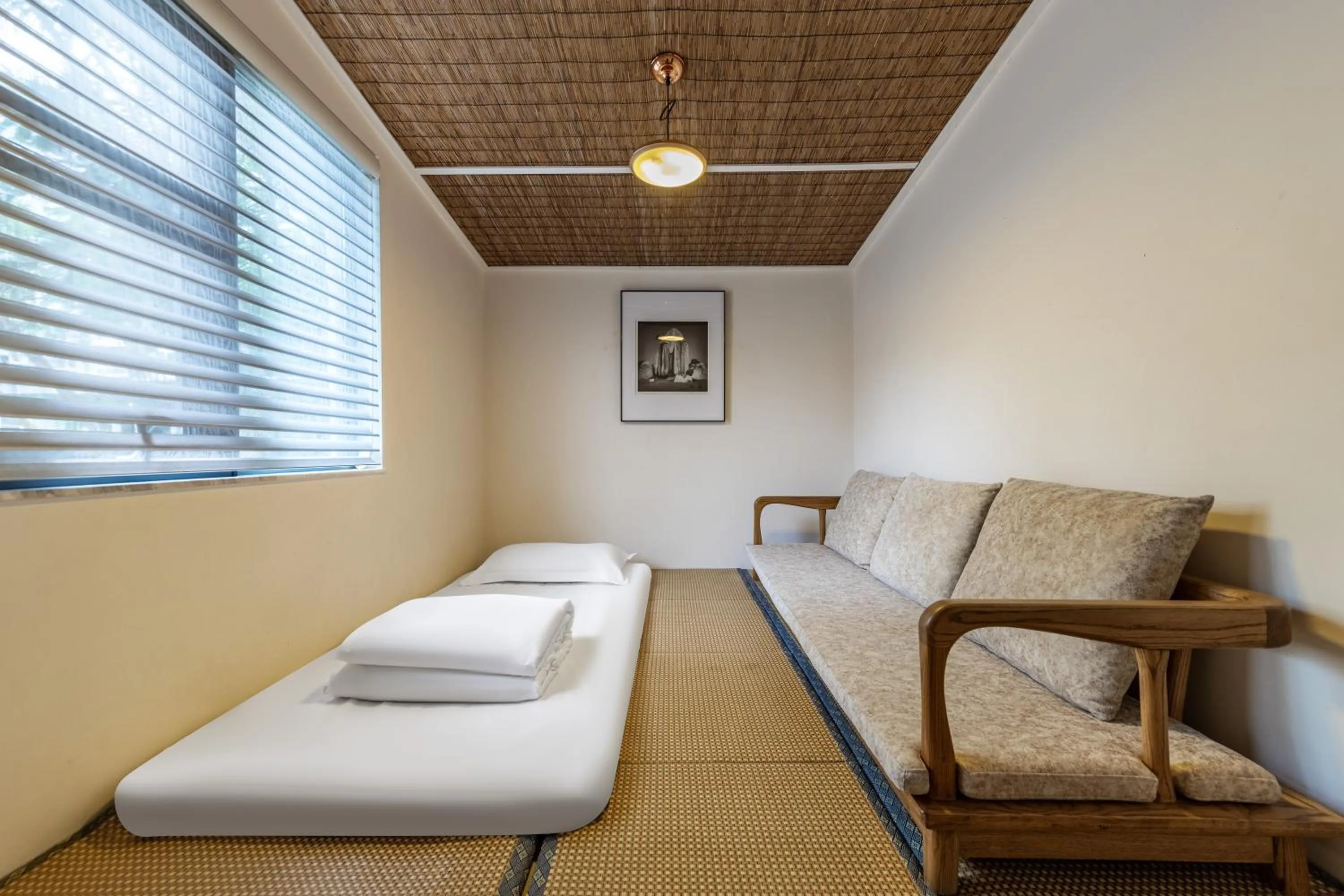 Bed in 6號花園別墅酒店 Shenzhen No'6 Garden Villa --French Window with garden view,Close to Sea World &Shekou Ferry Port &K11 Ecoast &Subway Nearby ,Offer Western food and coffee &English speaking with tour services