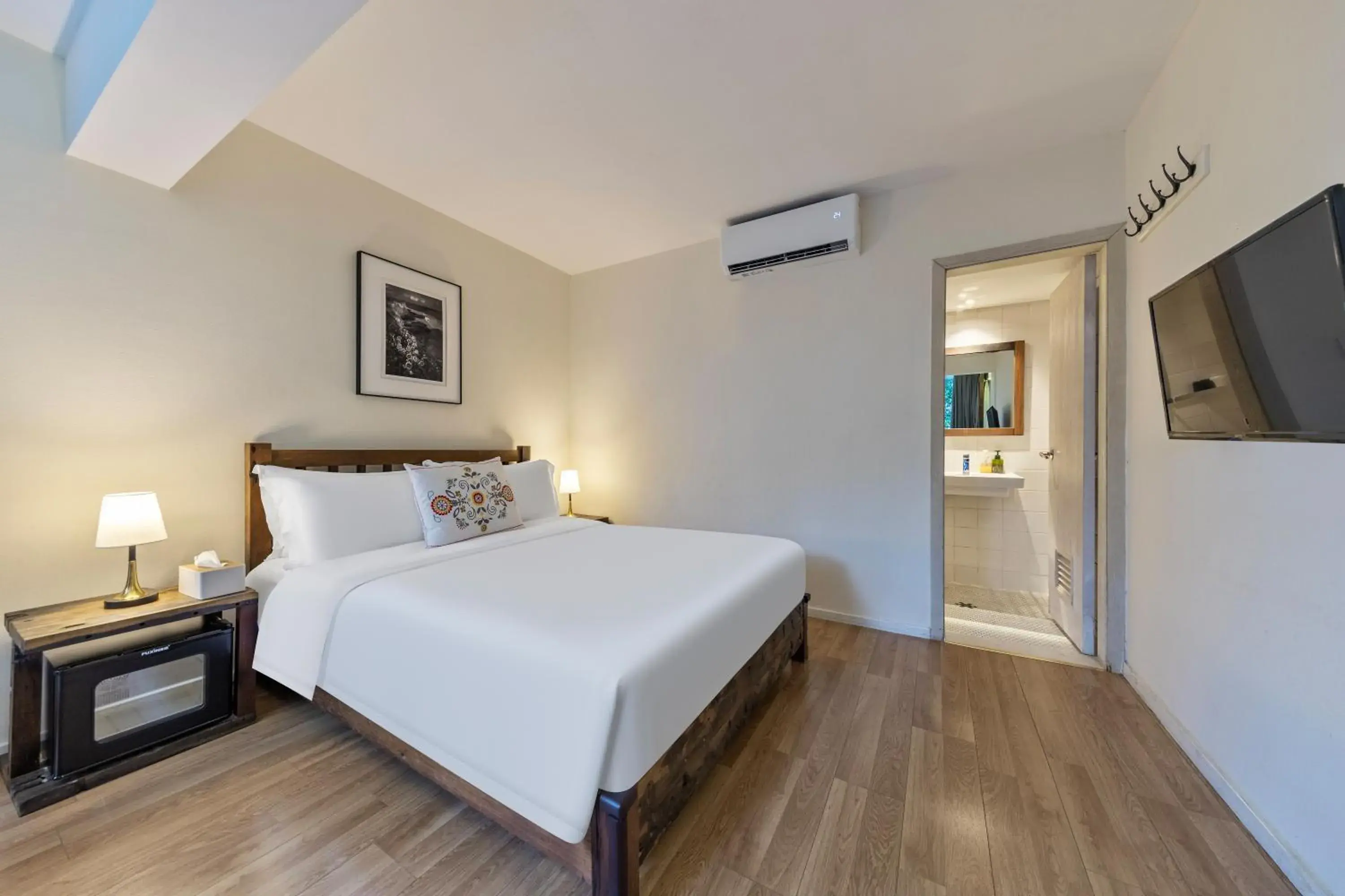 Standard Queen Room in Shenzhen No'6 Garden Villa --French Window with garden view,Close to Sea World &Shekou Ferry Port &Subway Nearby ,Offer Western food and coffee &English speaking with tour services Standard Queen Room in Shenzhen No'6 Garden Villa --French Window with garden view,Close to Sea World &Shekou Ferry Port &Subway Nearby ,Offer Western food and coffee &English speaking with tour services