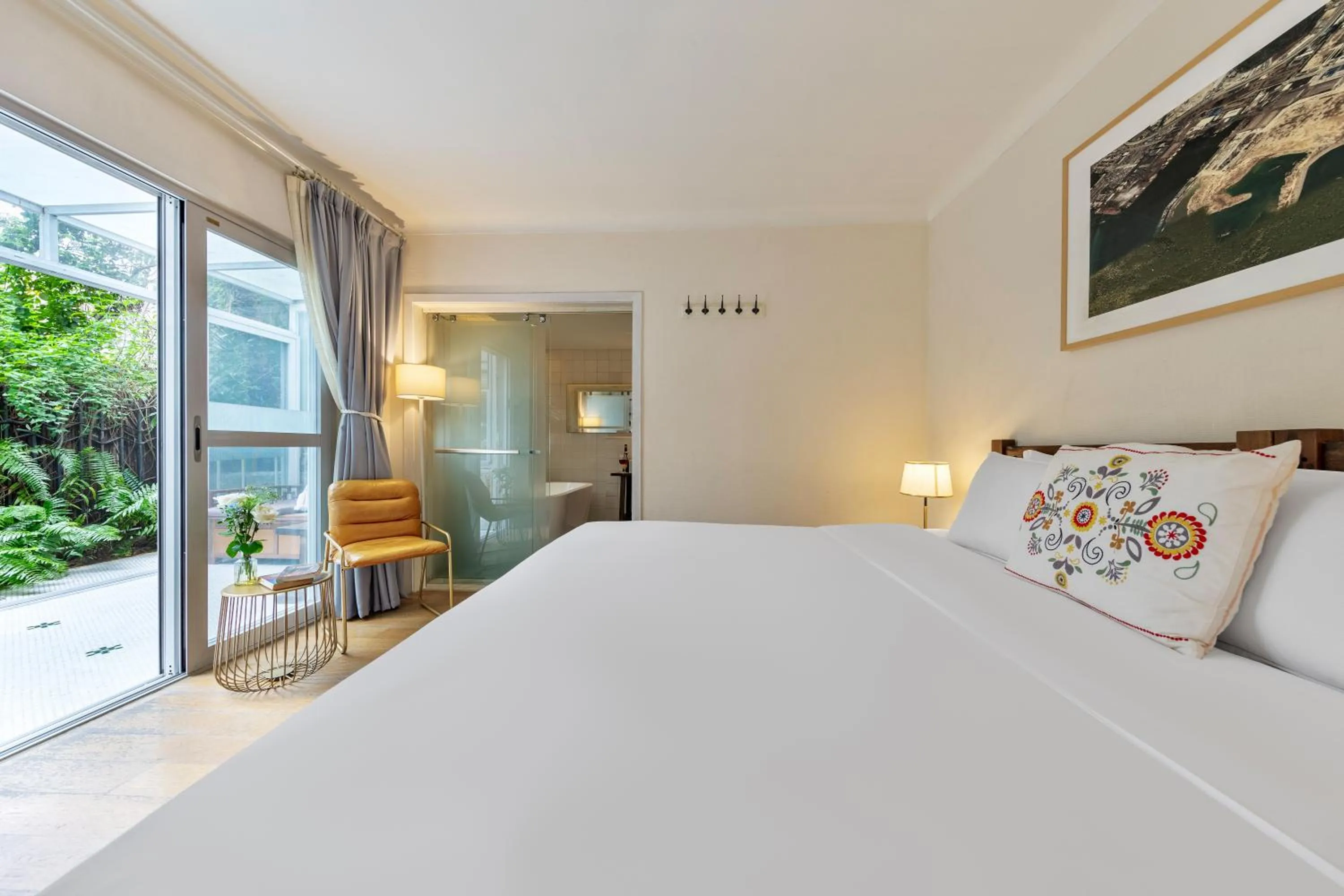 Photo of the whole room, Bed in 6號花園別墅酒店 Shenzhen No'6 Garden Villa --French Window with garden view,Close to Sea World &Shekou Ferry Port &K11 Ecoast &Subway Nearby ,Offer Western food and coffee &English speaking with tour services